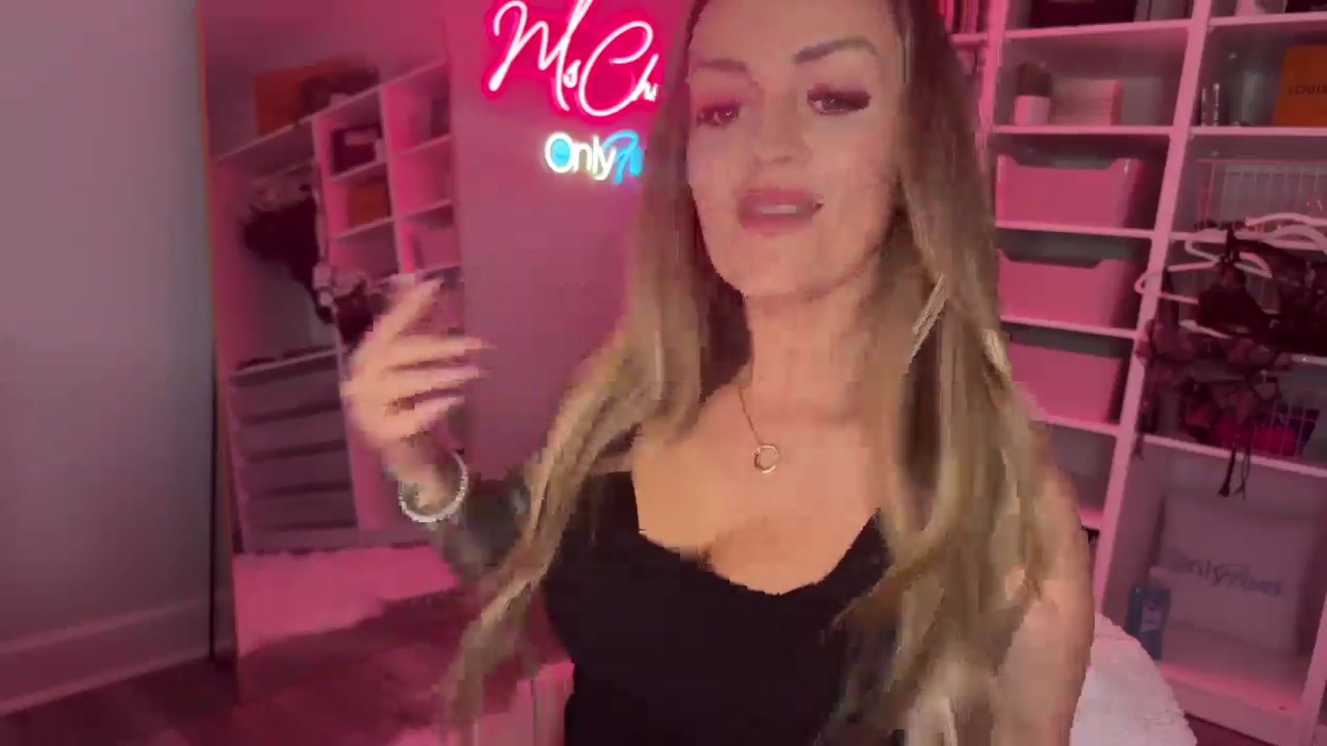 Gallery image thumbnail from MsCheeks's myfreecams stream on, 01/05/2025, 24:01 image 10 of 20