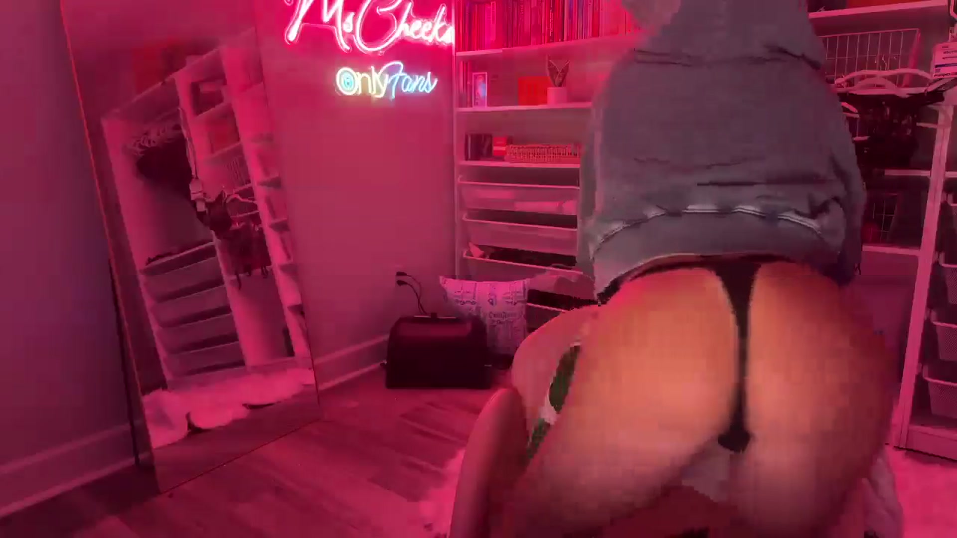 Gallery image thumbnail from MsCheeks's myfreecams stream on, 01/06/2025, 23:28 image 10 of 20