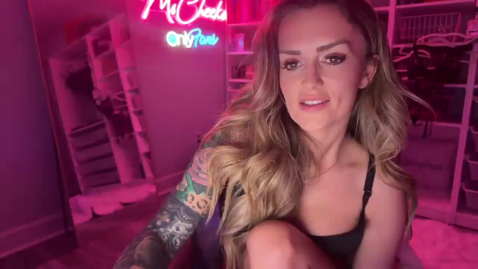Gallery image thumbnail from MsCheeks's myfreecams stream on, 01/06/2025, 23:28 image 13 of 20