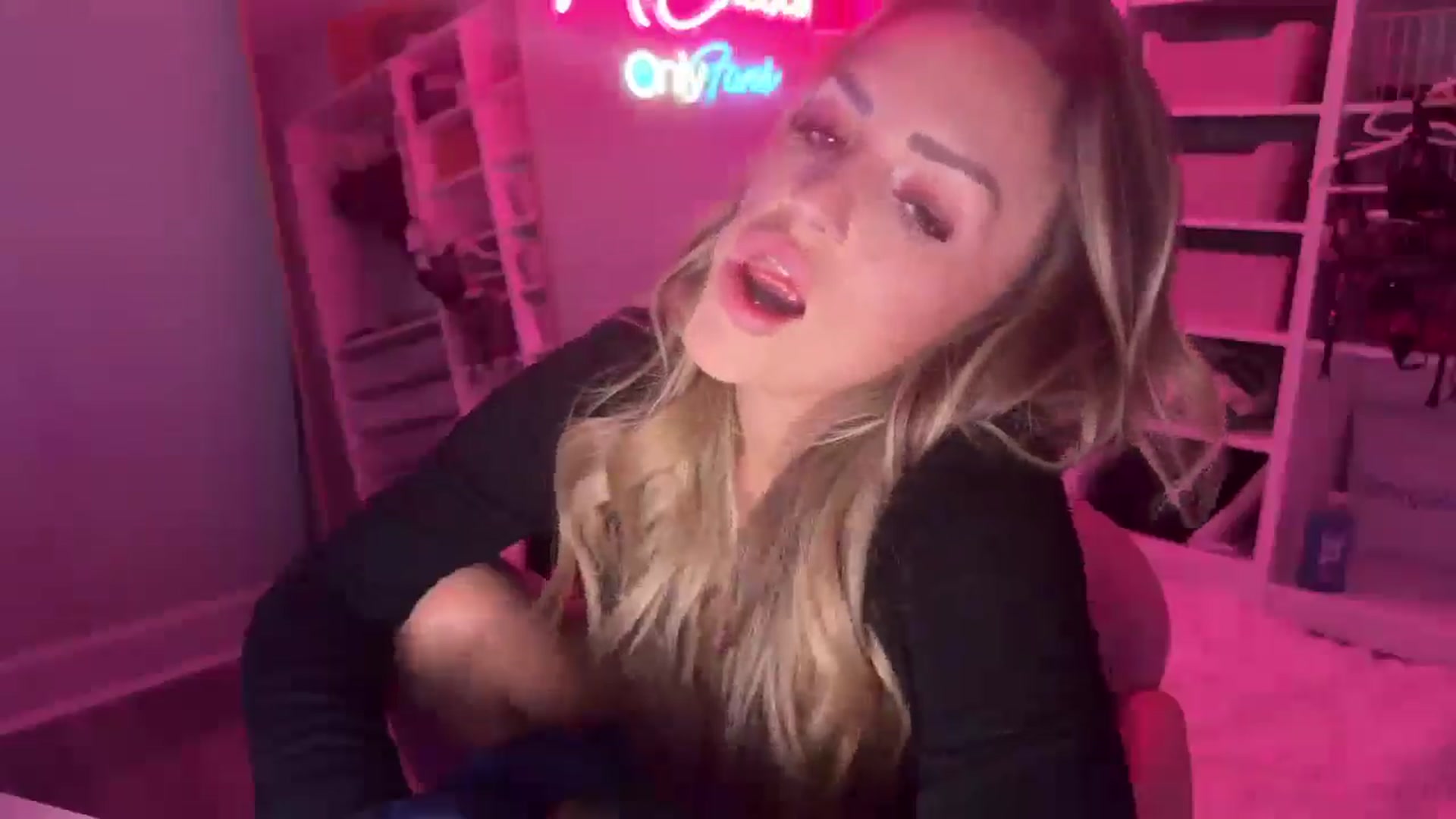 Gallery image thumbnail from MsCheeks's myfreecams stream on, 01/06/2025, 23:53 image 4 of 20