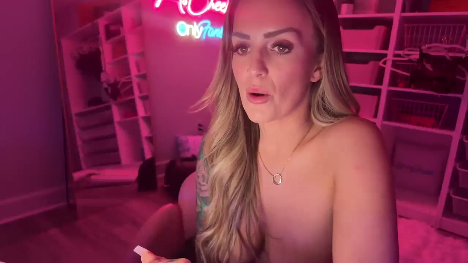 Gallery image thumbnail from MsCheeks's myfreecams stream on, 01/10/2025, 23:13 image 17 of 20