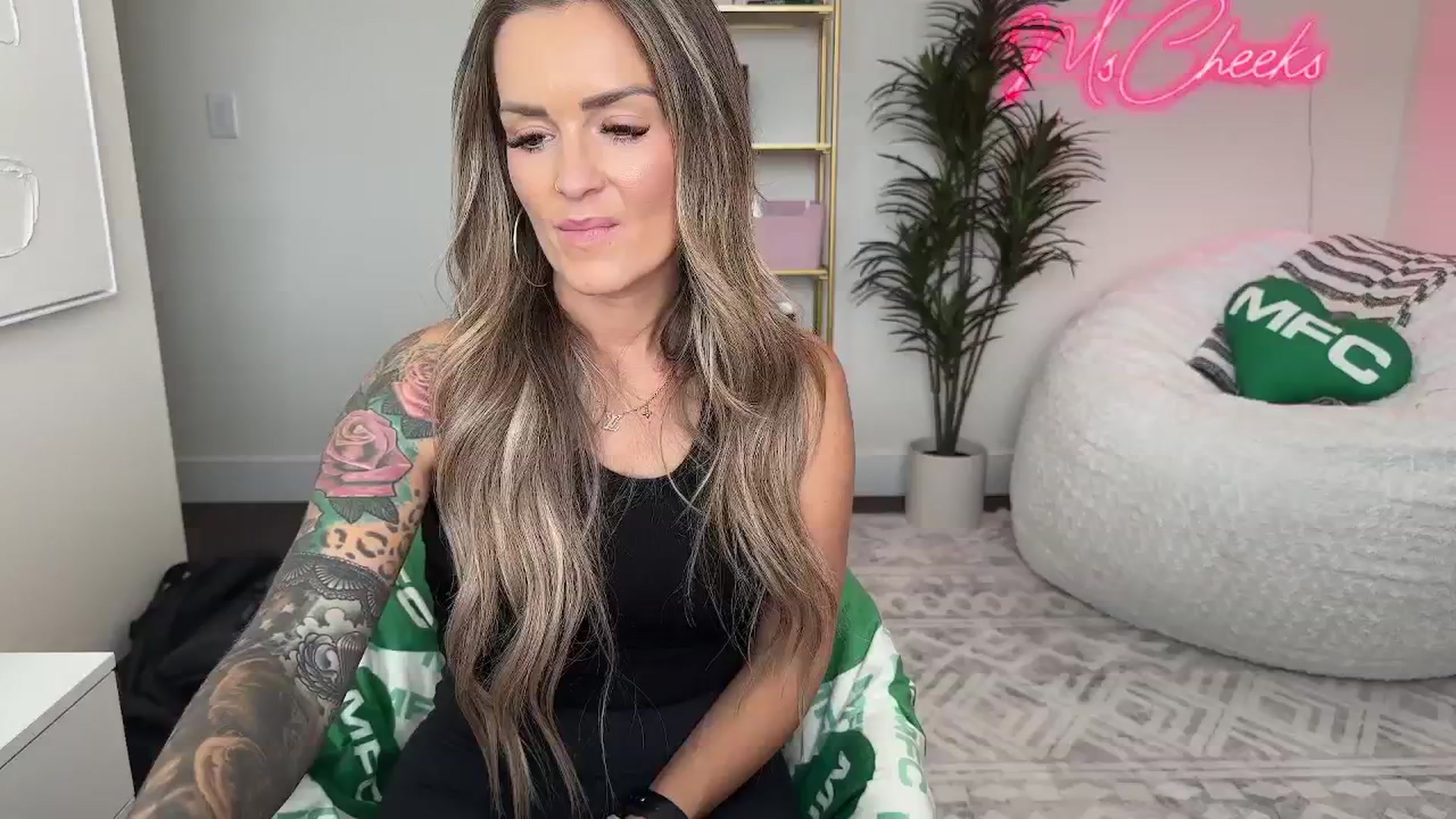 Gallery image thumbnail from MsCheeks's myfreecams stream on, 06/12/2025, 22:03 image 17 of 20