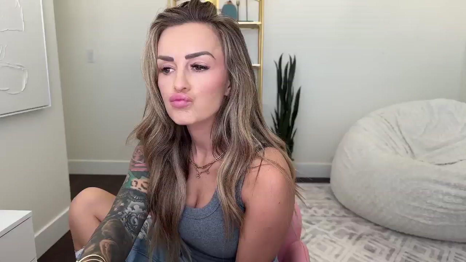 Gallery image thumbnail from MsCheeks's myfreecams stream on, 09/25/2025, 22:35 image 4 of 20