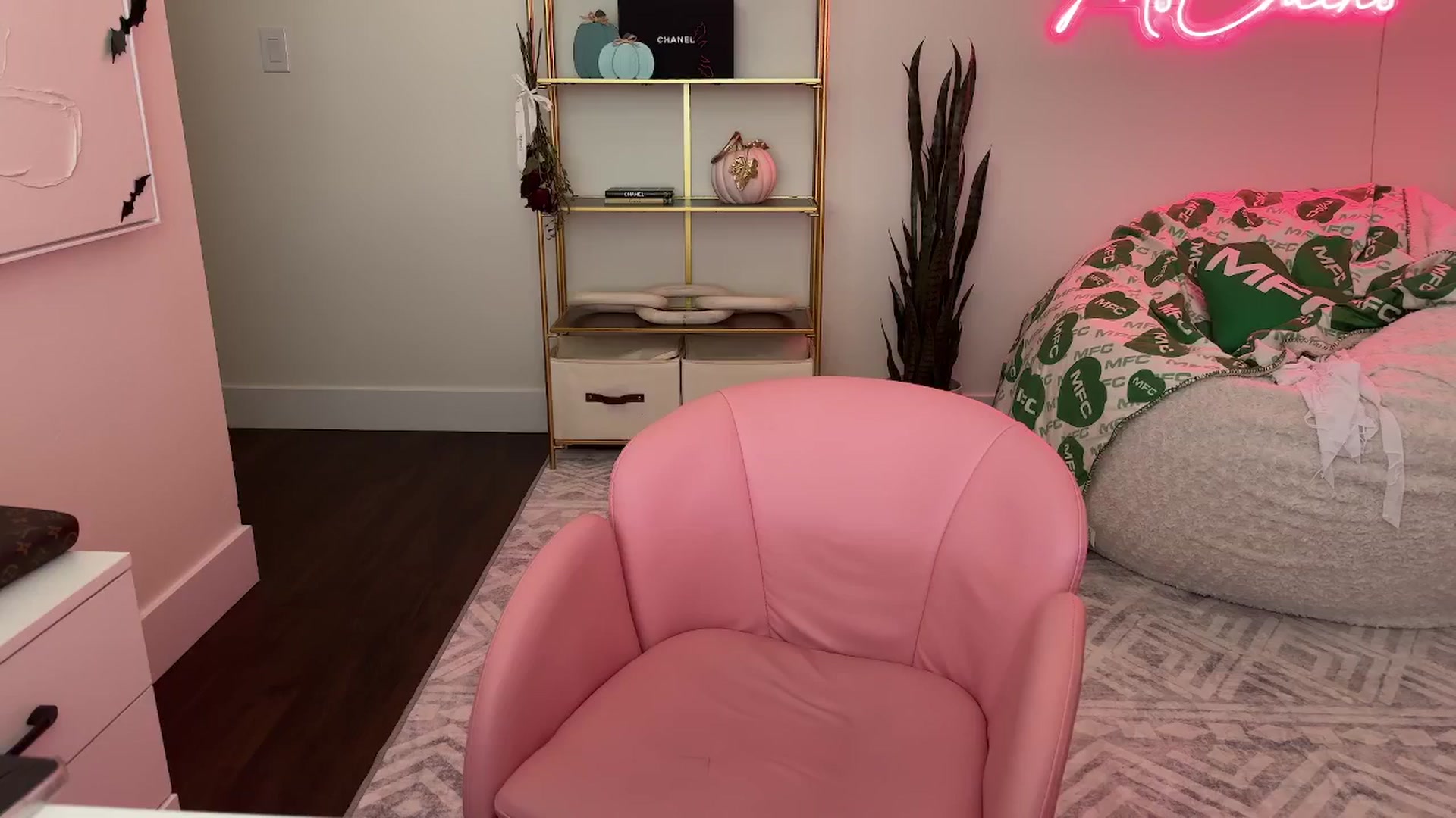 Gallery image thumbnail from MsCheeks's myfreecams stream on, 10/25/2025, 23:37 image 10 of 20