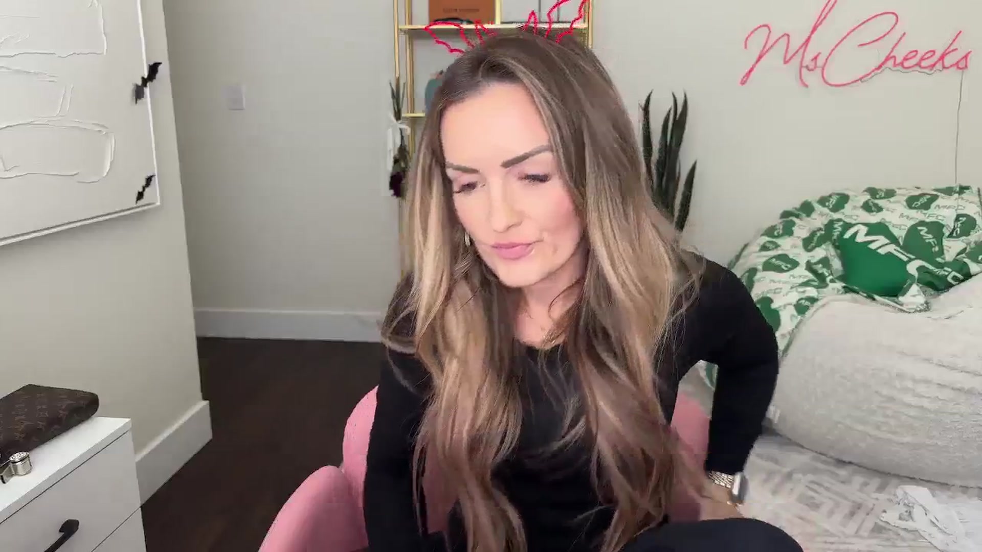 Gallery image thumbnail from MsCheeks's myfreecams stream on, 10/26/2025, 22:01 image 7 of 20