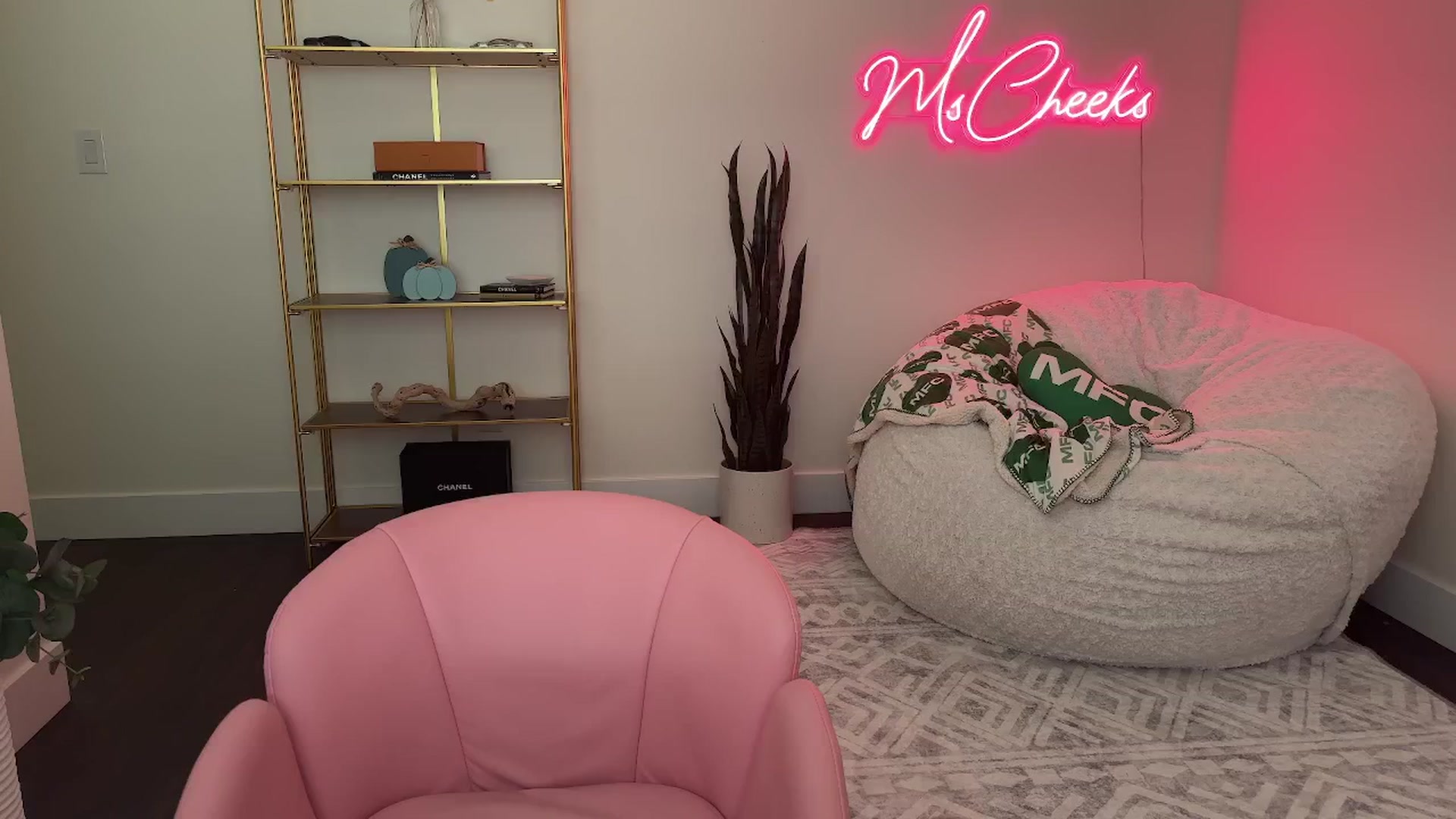 Gallery image thumbnail from MsCheeks's myfreecams stream on, 11/11/2025, 23:25 image 18 of 20