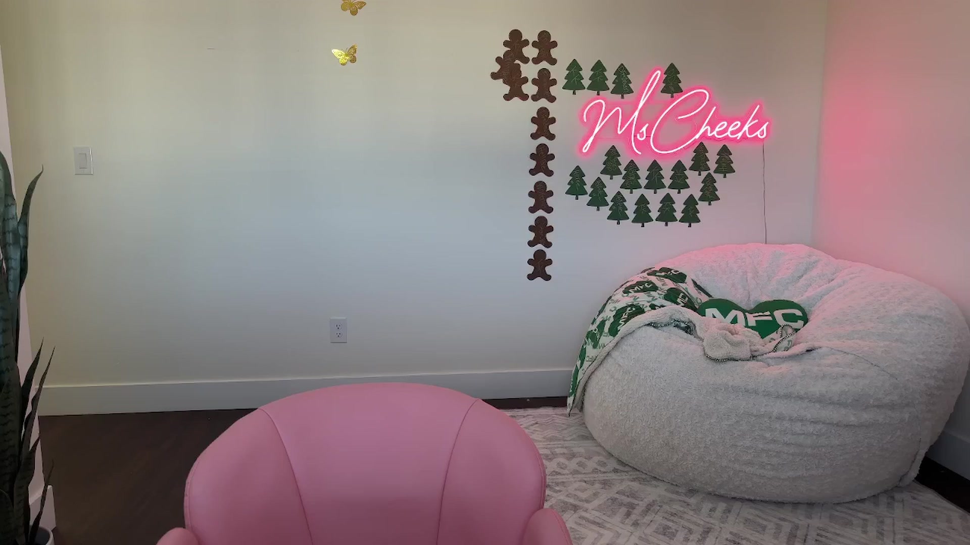 Gallery image thumbnail from MsCheeks's myfreecams stream on, 11/14/2025, 23:36 image 12 of 20