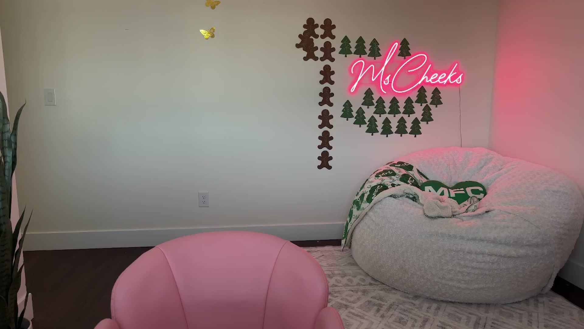 Gallery image thumbnail from MsCheeks's myfreecams stream on, 11/14/2025, 23:36 image 13 of 20