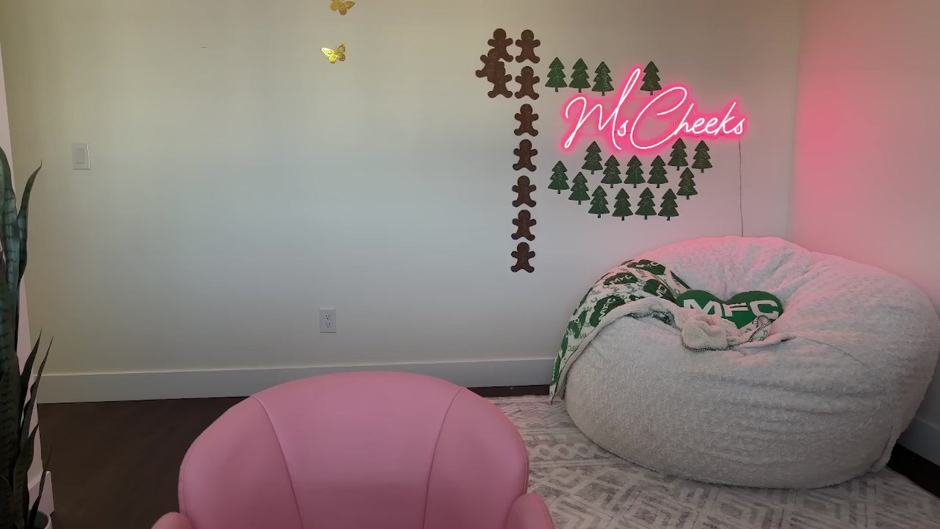 Gallery image thumbnail from MsCheeks's myfreecams stream on, 11/14/2025, 23:36 image 14 of 20
