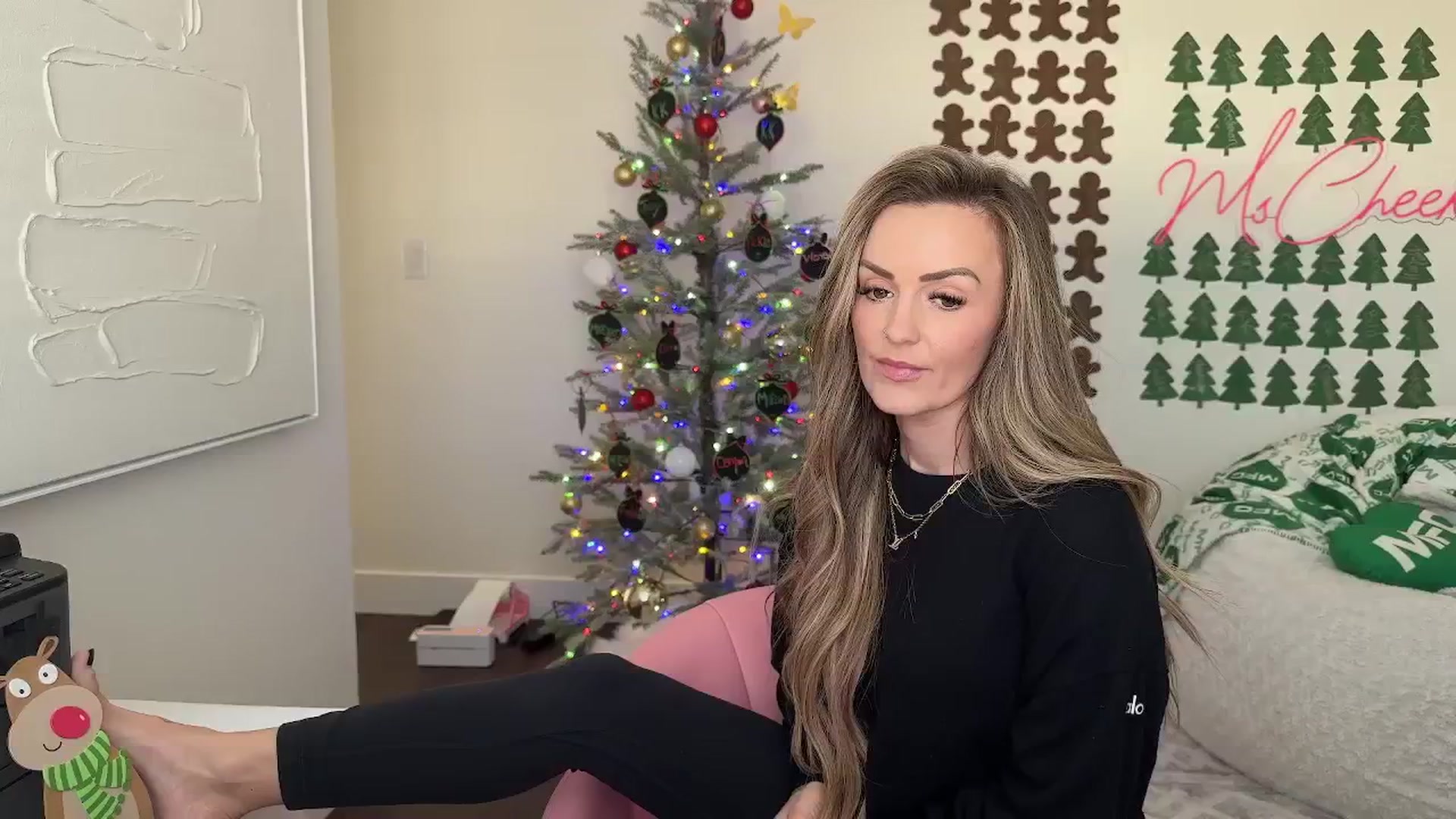 Gallery image thumbnail from MsCheeks's myfreecams stream on, 12/03/2025, 23:05 image 18 of 20