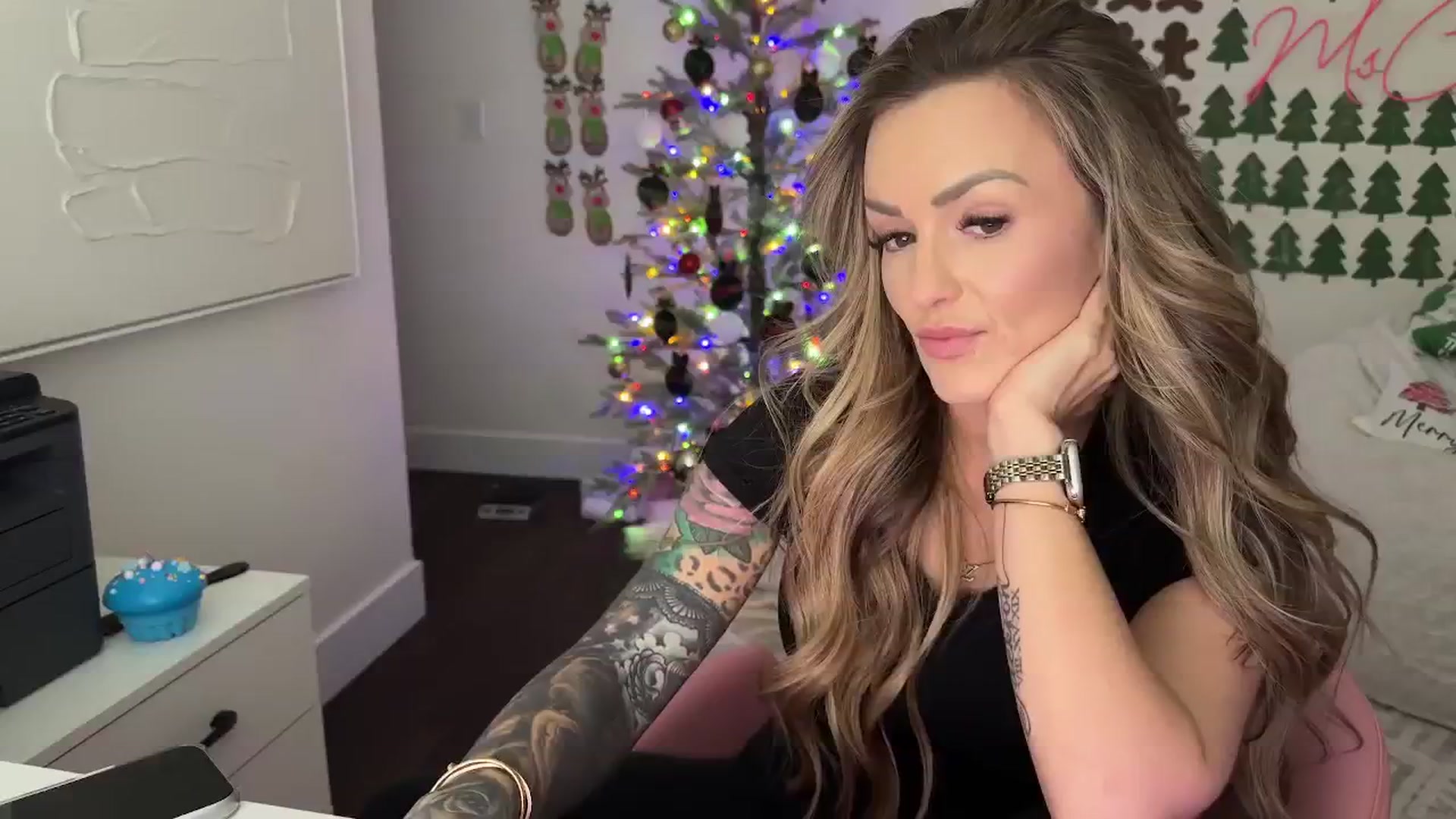 Gallery image thumbnail from MsCheeks's myfreecams stream on, 12/16/2025, 23:12 image 17 of 20