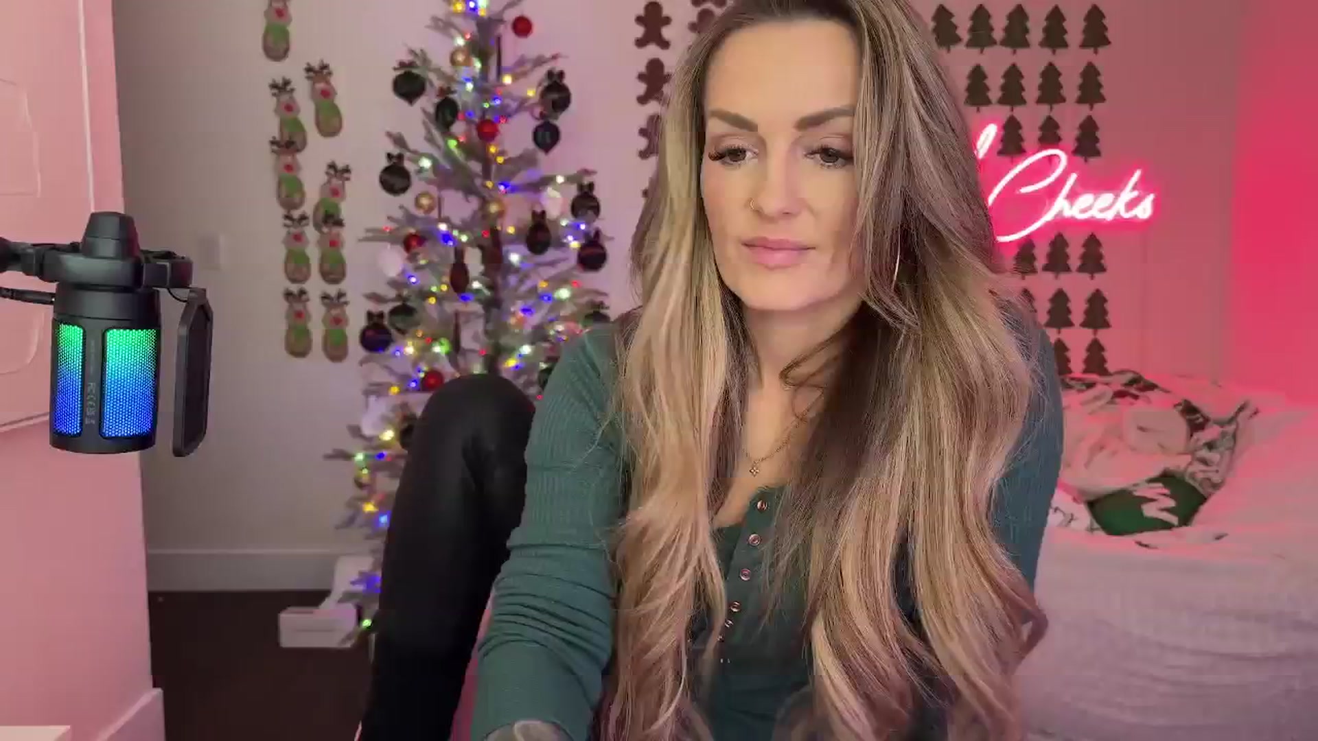 Gallery image thumbnail from MsCheeks's myfreecams stream on, 12/24/2025, 22:32 image 4 of 20