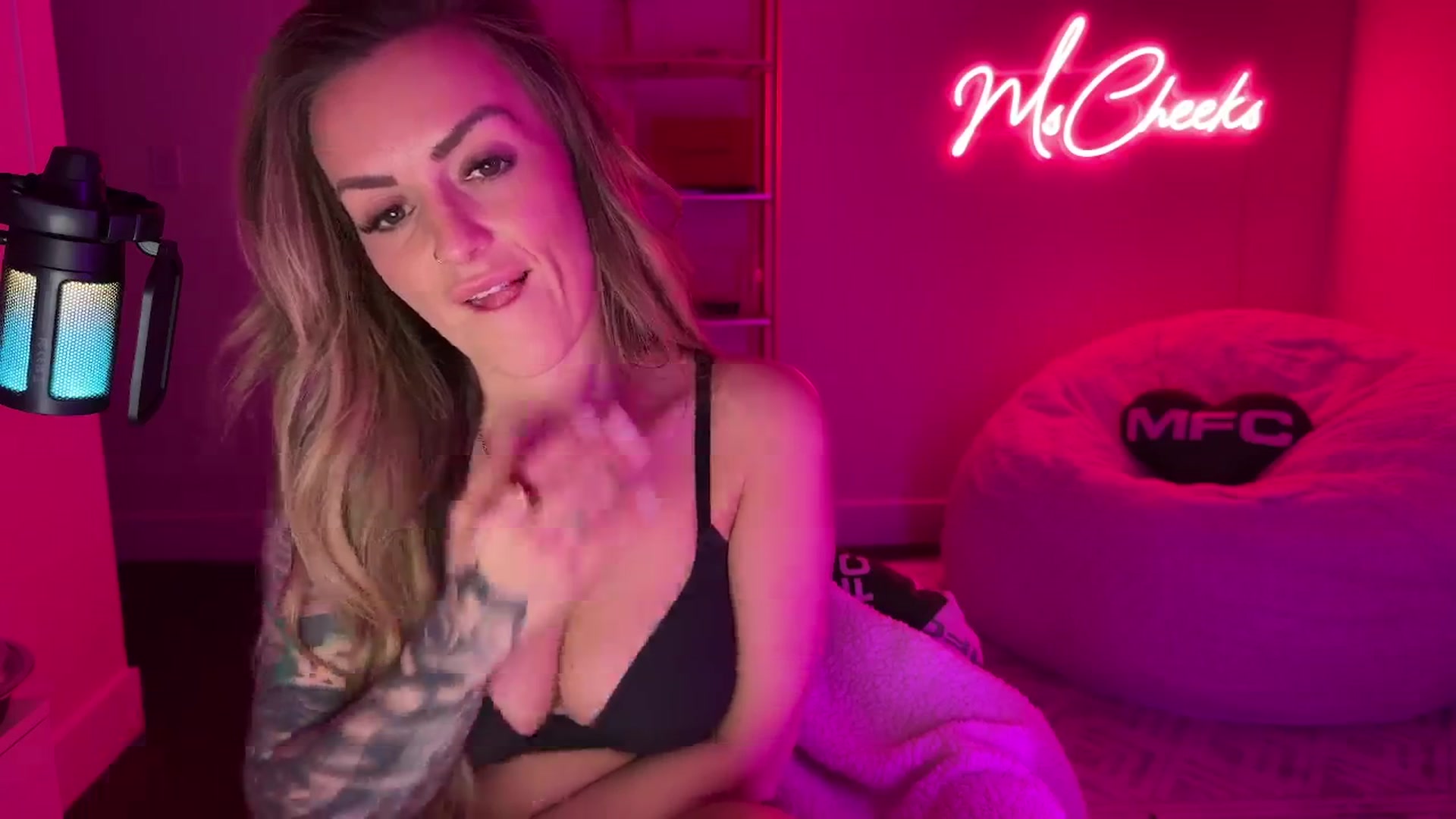 Gallery image thumbnail from MsCheeks's myfreecams stream on, 01/02/2026, 01:21 image 14 of 20