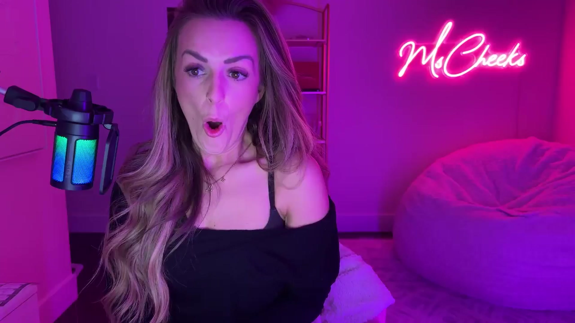 Gallery image thumbnail from MsCheeks's myfreecams stream on, 01/06/2026, 23:59 image 11 of 20