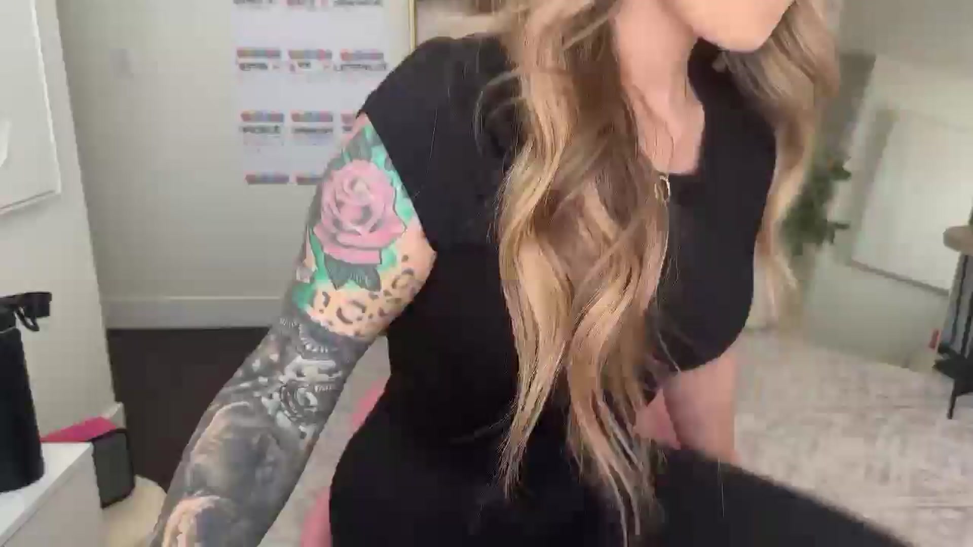 Gallery image thumbnail from MsCheeks's myfreecams stream on, 03/31/2026, 22:04 image 16 of 20