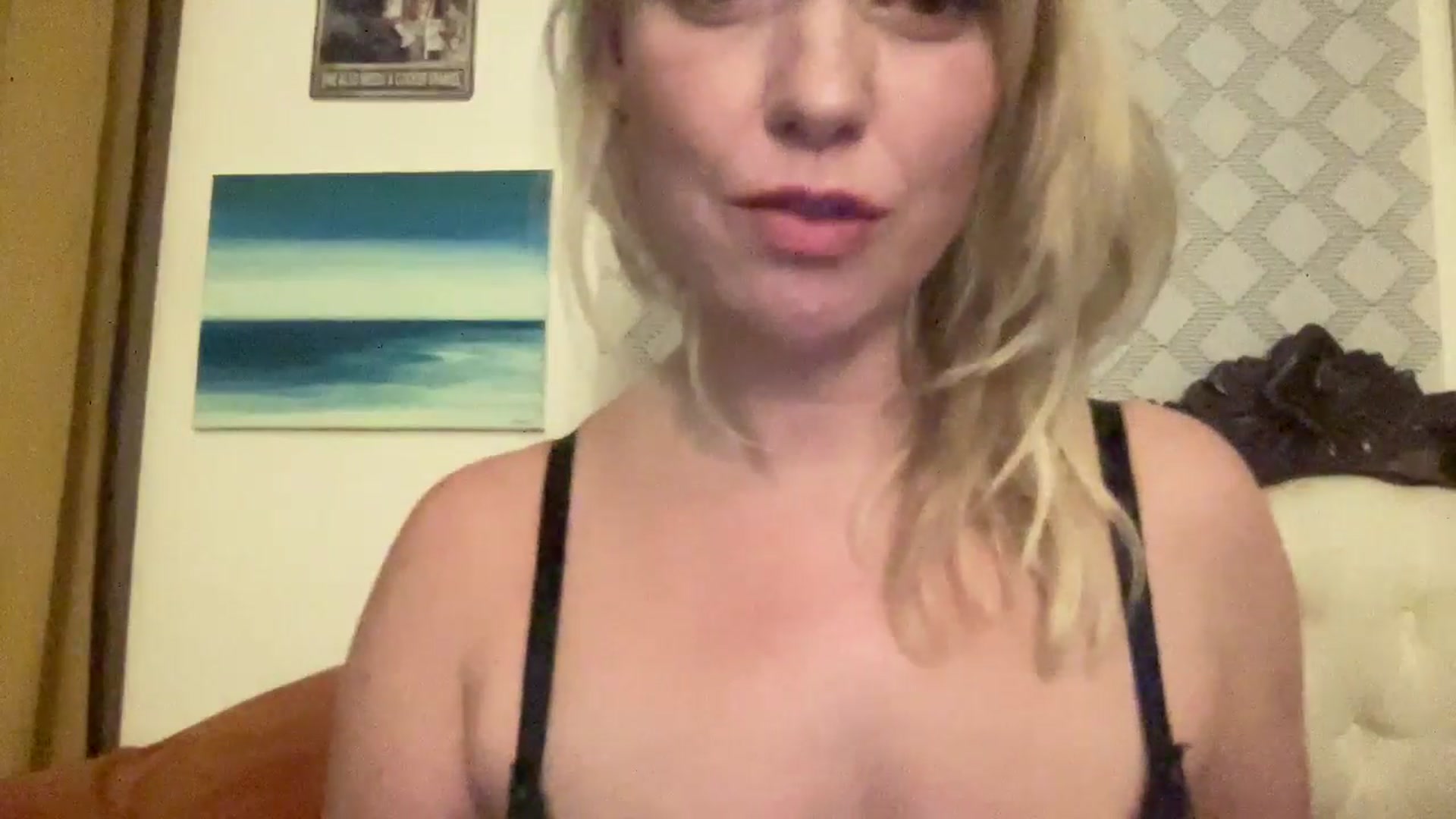 Gallery image thumbnail from MsFunCurious's myfreecams stream on, 10/28/2025, 01:46 image 6 of 20
