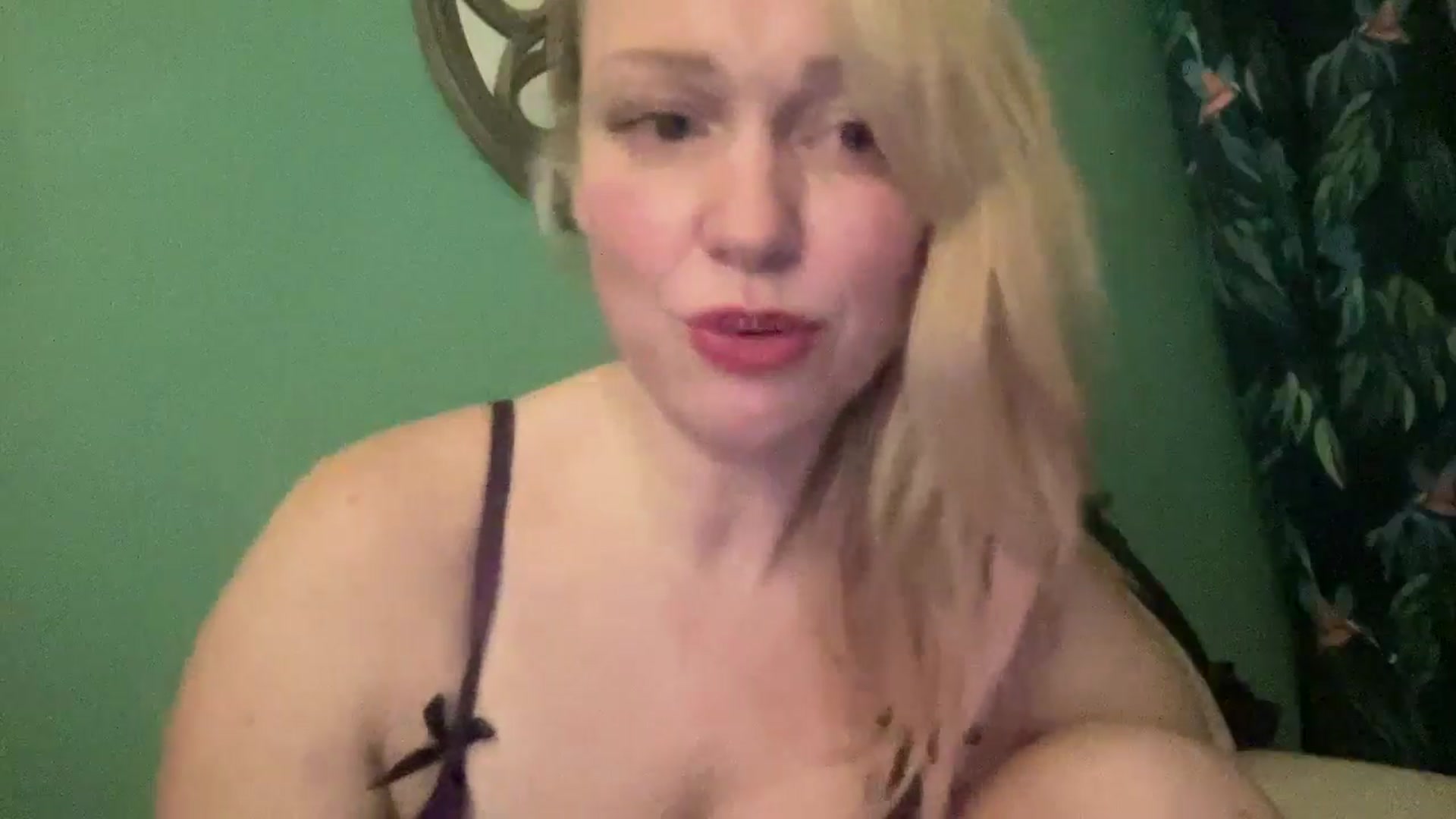 Gallery image thumbnail from MsFunCurious's myfreecams stream on, 12/31/2025, 05:16 image 18 of 20