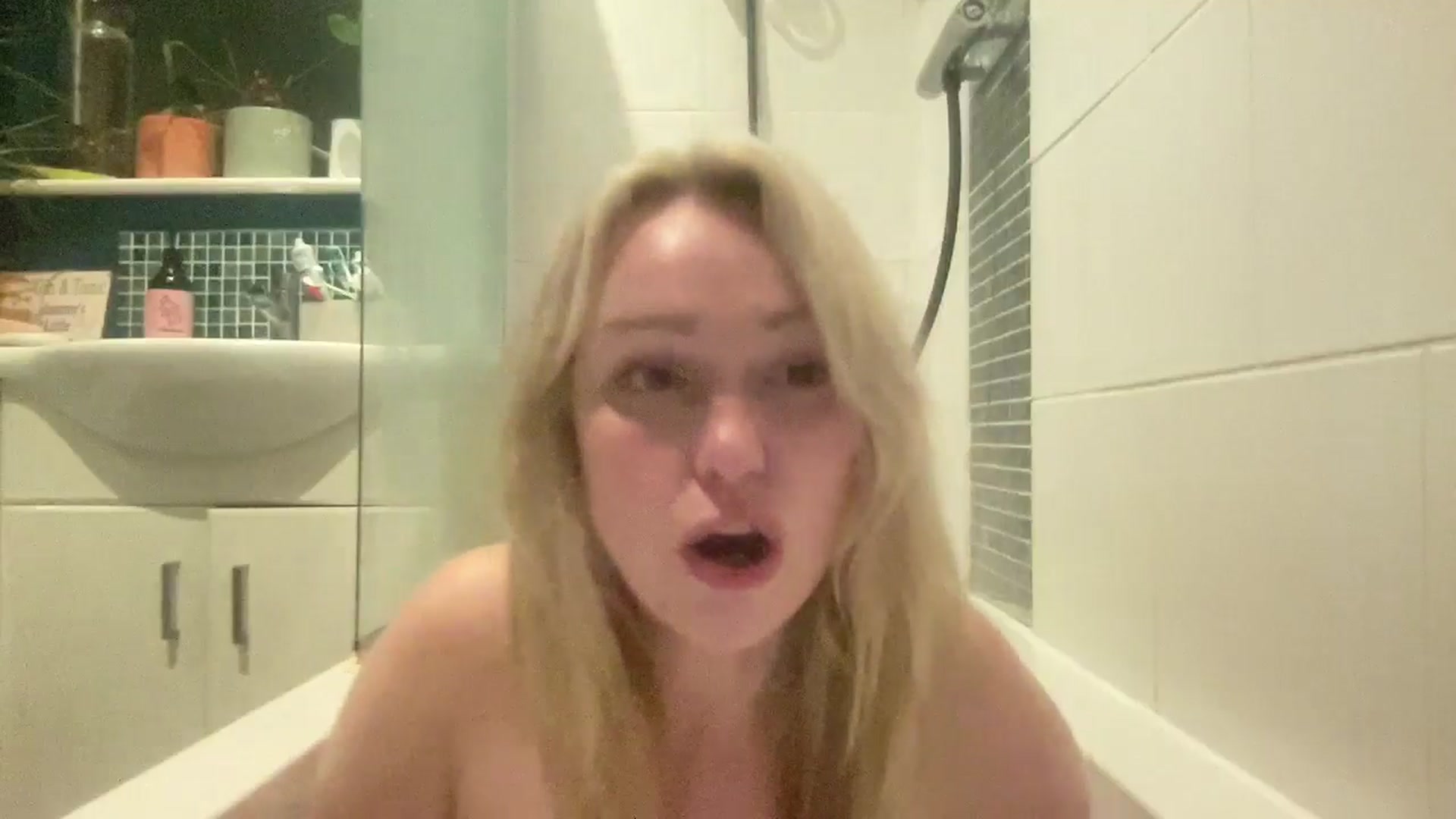 Gallery image thumbnail from MsFunCurious's myfreecams stream on, 04/18/2026, 22:21 image 8 of 20