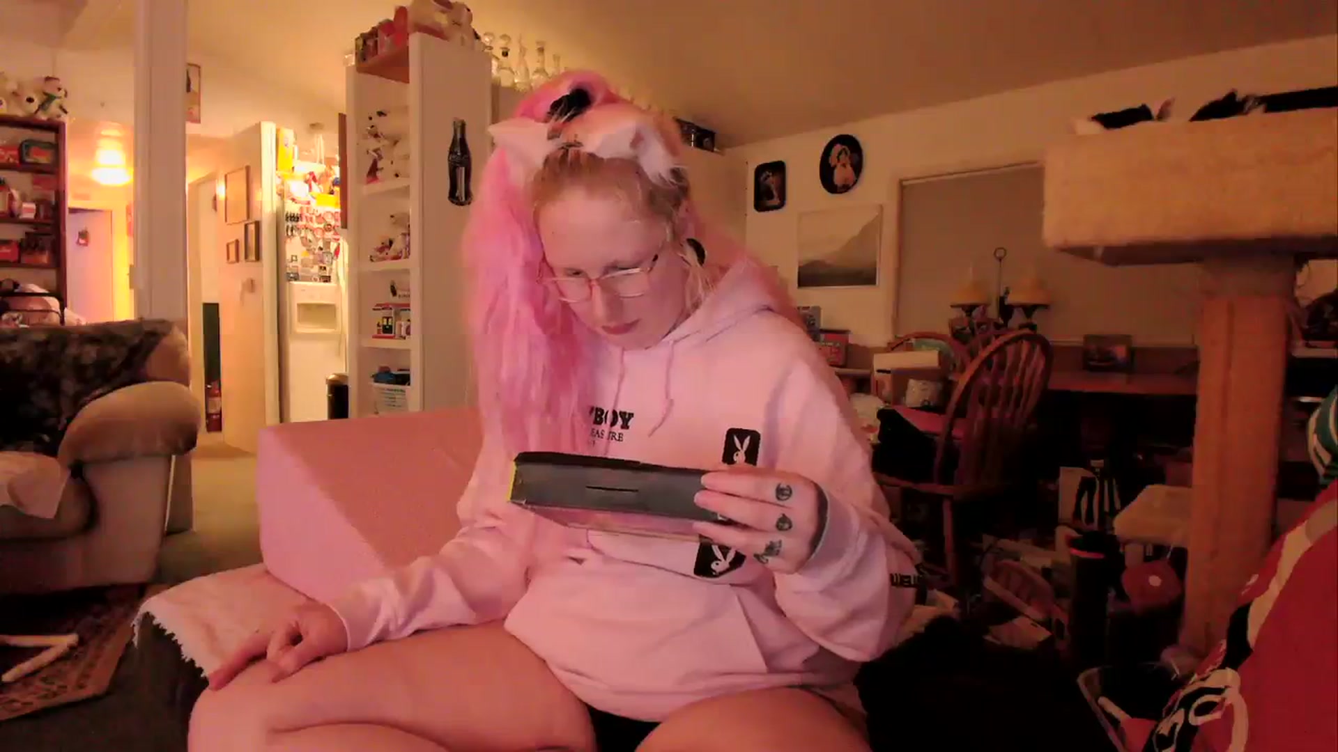 Gallery image thumbnail from MsGrumpyCunt's myfreecams stream on, 03/26/2024, 04:21 image 11 of 20