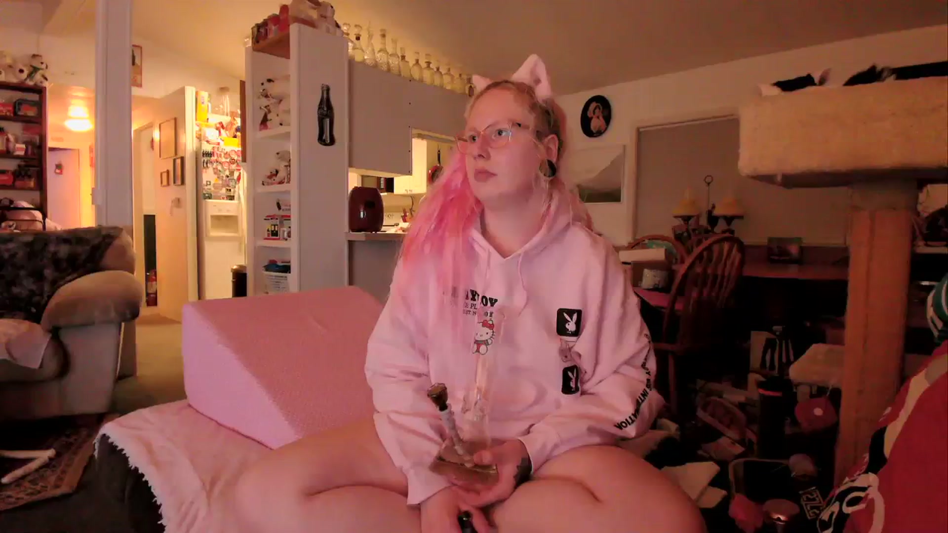 Gallery image thumbnail from MsGrumpyCunt's myfreecams stream on, 03/26/2024, 04:21 image 13 of 20