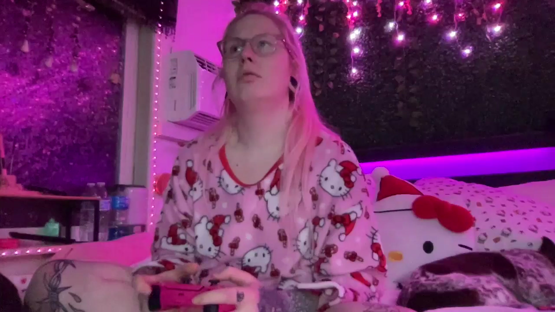 Gallery image thumbnail from MsGrumpyCunt's myfreecams stream on, 12/21/2024, 03:36 image 12 of 20