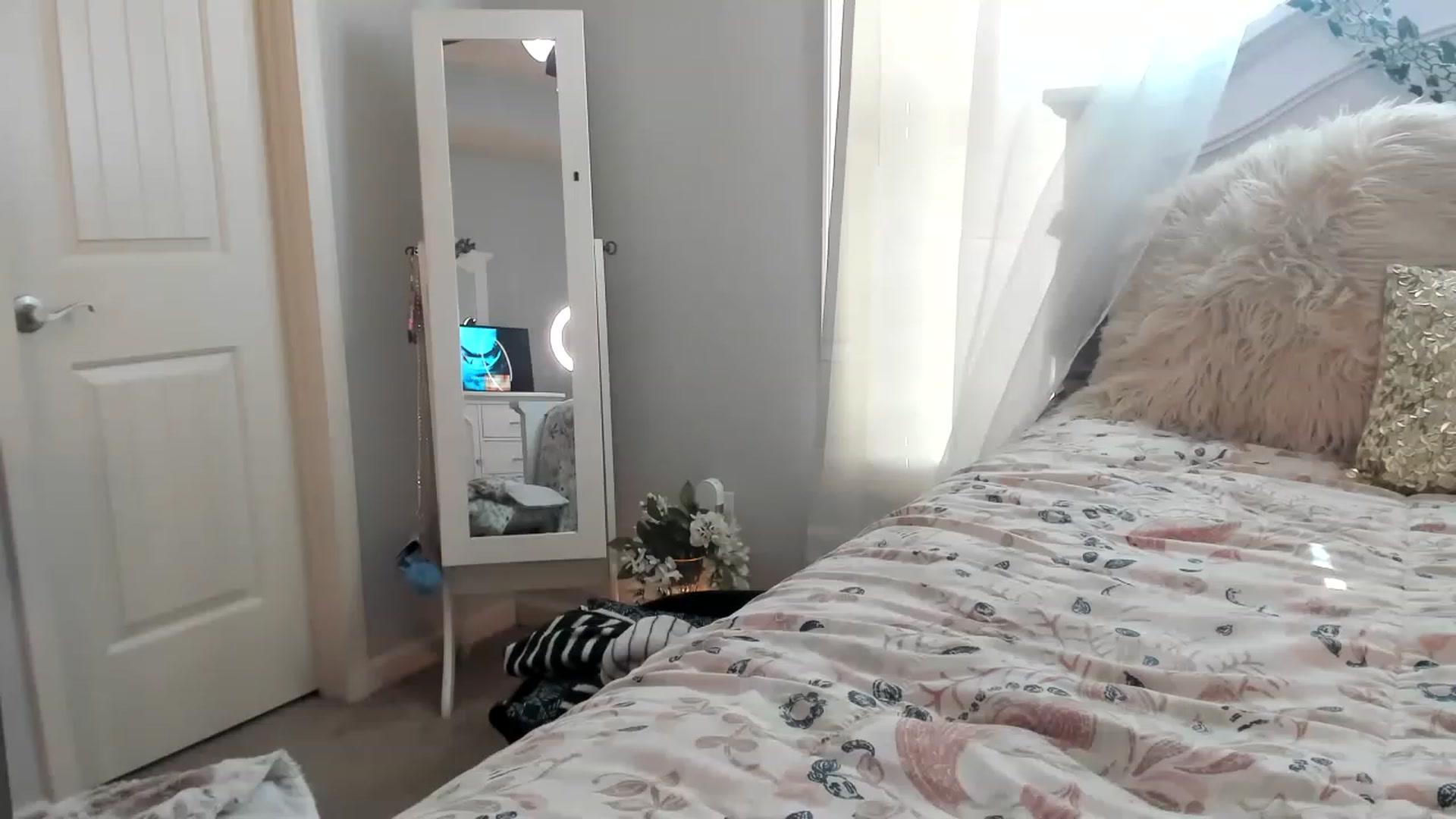 Gallery image thumbnail from MsMarilyn's myfreecams stream on, 11/23/2022, 18:05 image 18 of 20