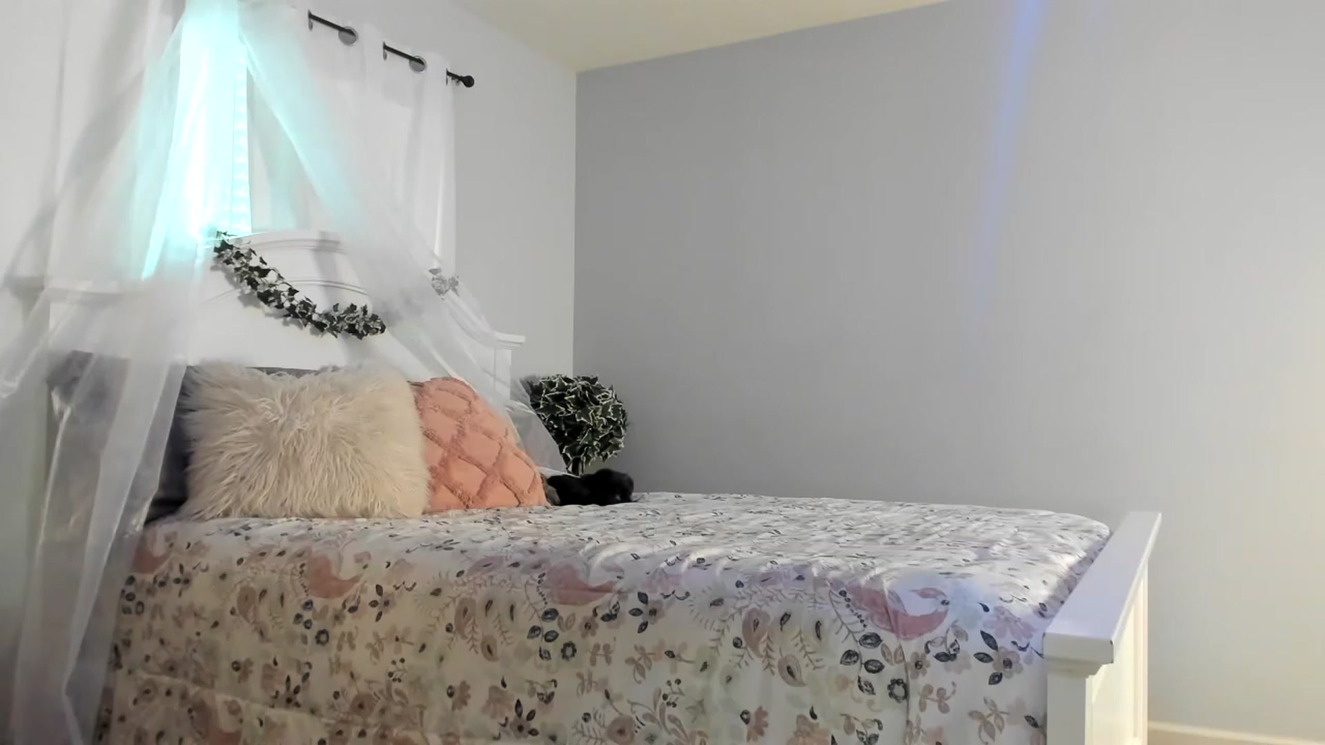 Gallery image thumbnail from MsMarilyn's myfreecams stream on, 11/28/2022, 17:57 image 8 of 20