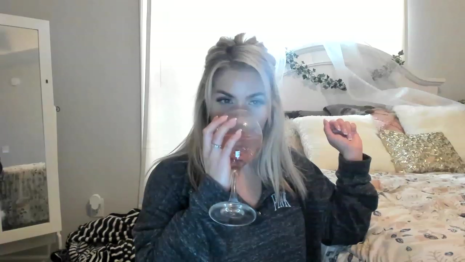 Gallery image thumbnail from MsMarilyn's myfreecams stream on, 12/02/2022, 17:50 image 14 of 20