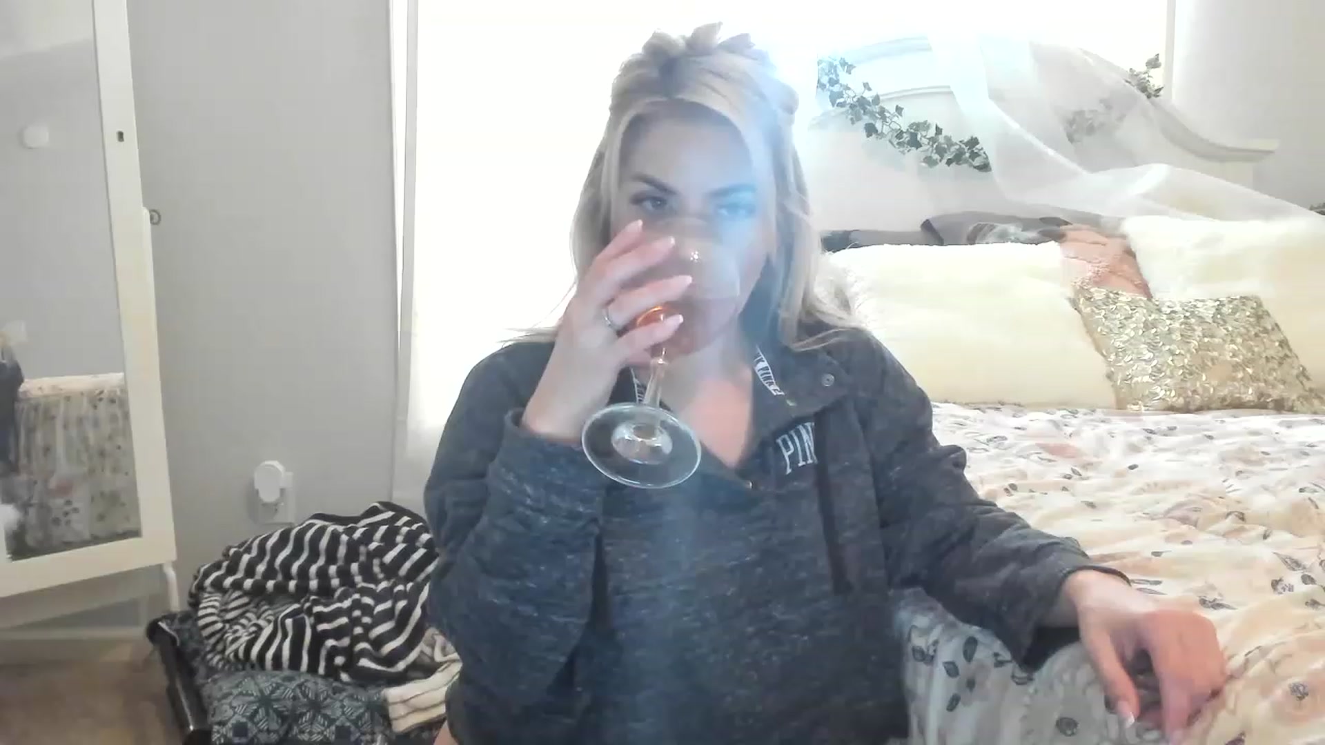 Gallery image thumbnail from MsMarilyn's myfreecams stream on, 12/02/2022, 17:50 image 16 of 20