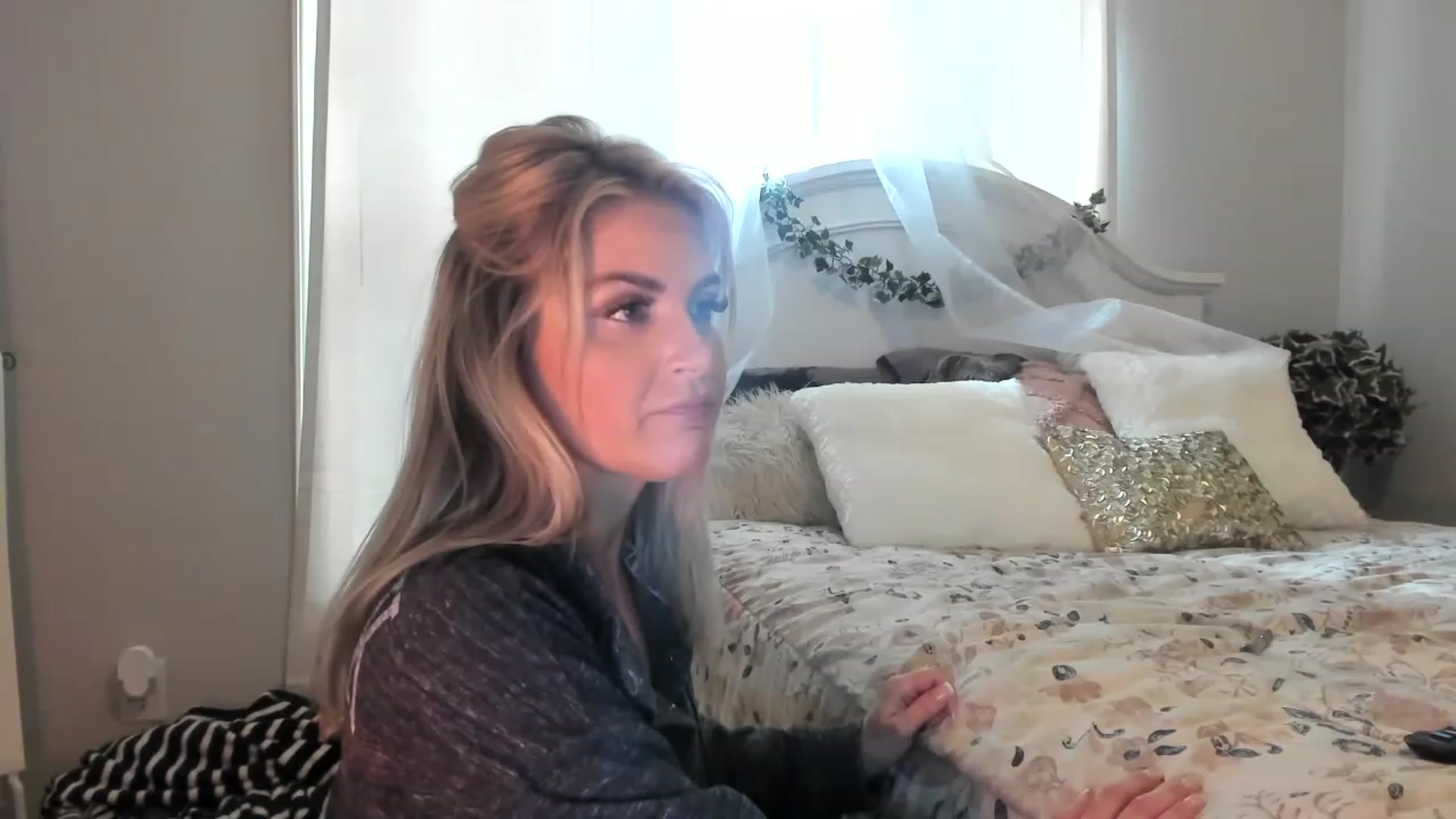 Gallery image thumbnail from MsMarilyn's myfreecams stream on, 12/02/2022, 17:50 image 6 of 20