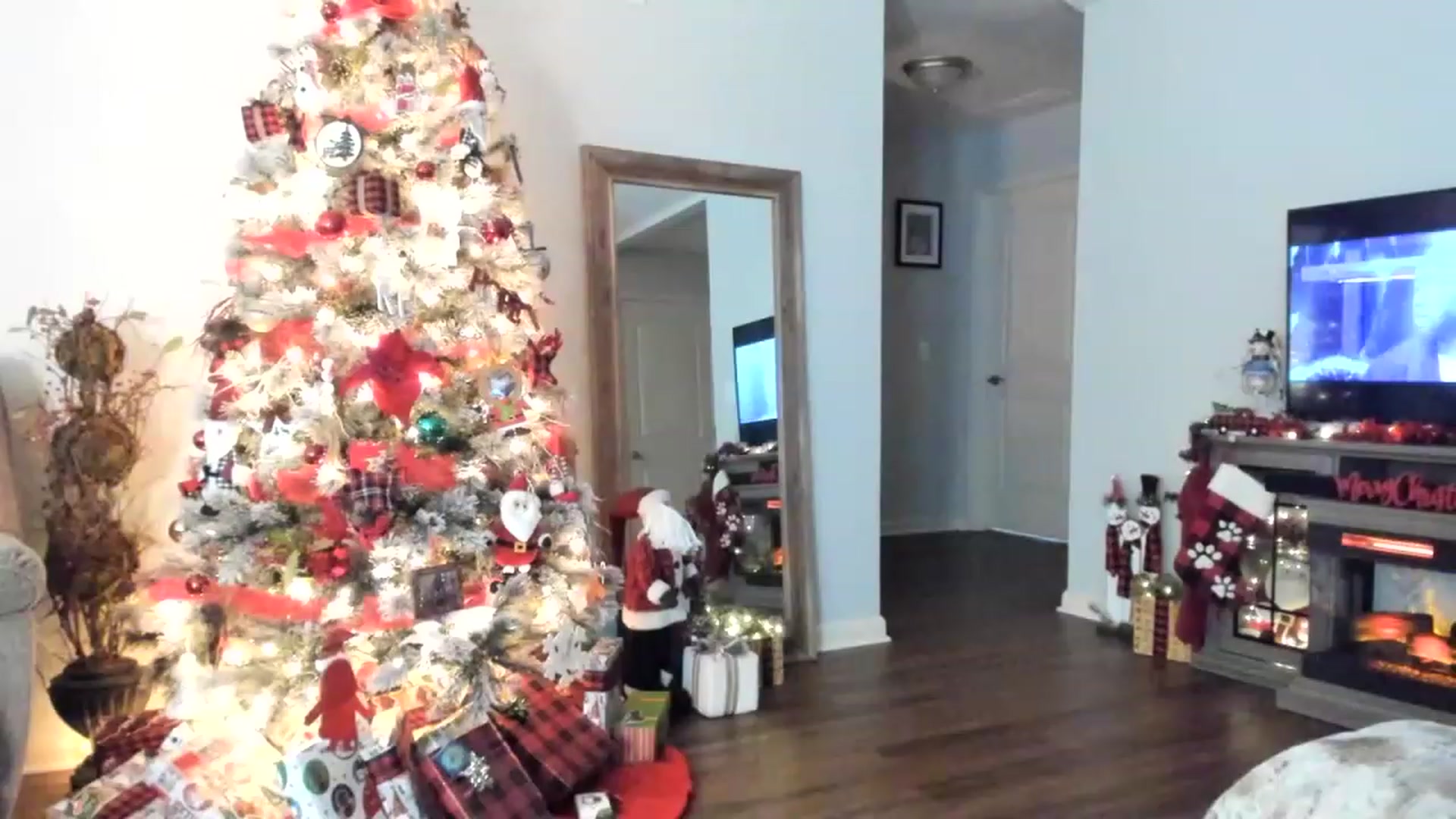 Gallery image thumbnail from MsMarilyn's myfreecams stream on, 12/05/2022, 17:48 image 17 of 20
