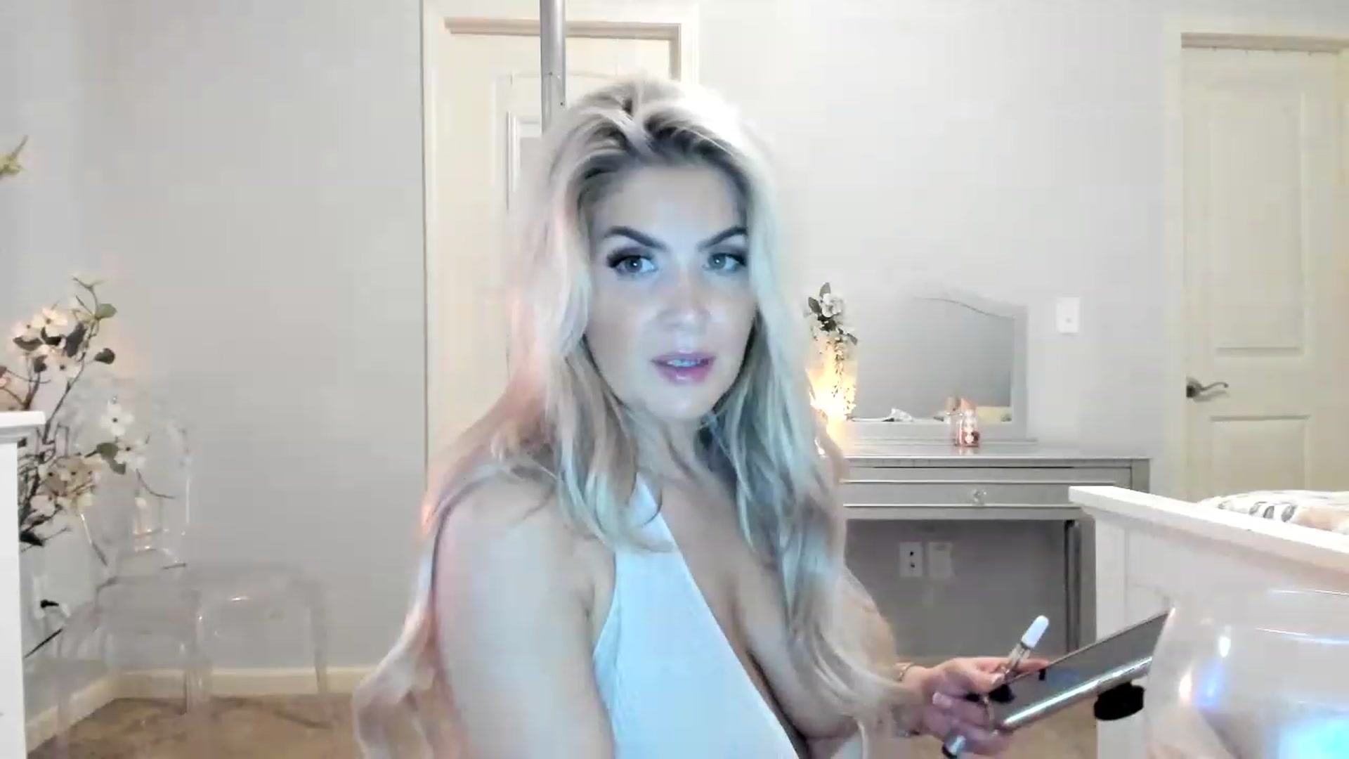 Gallery image thumbnail from MsMarilyn's myfreecams stream on, 12/05/2022, 20:26 image 13 of 20