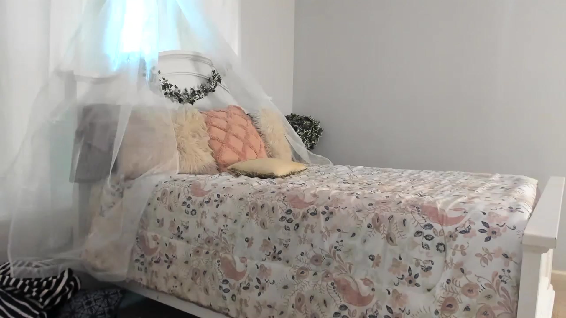 Gallery image thumbnail from MsMarilyn's myfreecams stream on, 12/06/2022, 18:37 image 12 of 20