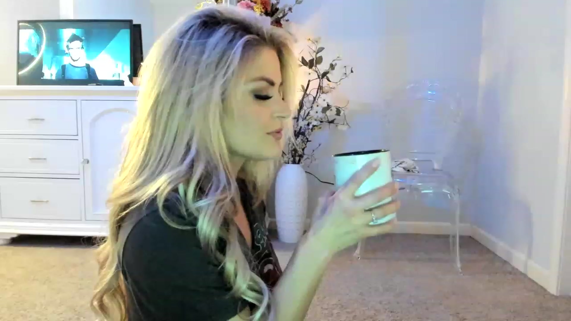 Gallery image thumbnail from MsMarilyn's myfreecams stream on, 12/08/2022, 18:56 image 8 of 20