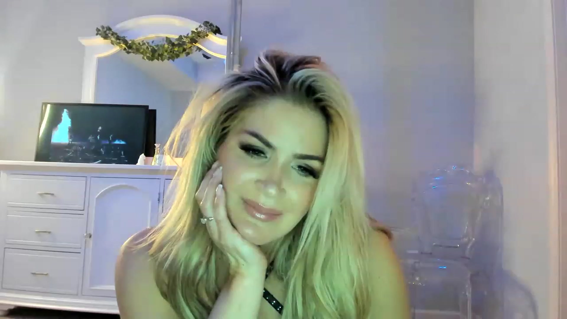 Gallery image thumbnail from MsMarilyn's myfreecams stream on, 12/09/2022, 18:53 image 20 of 20