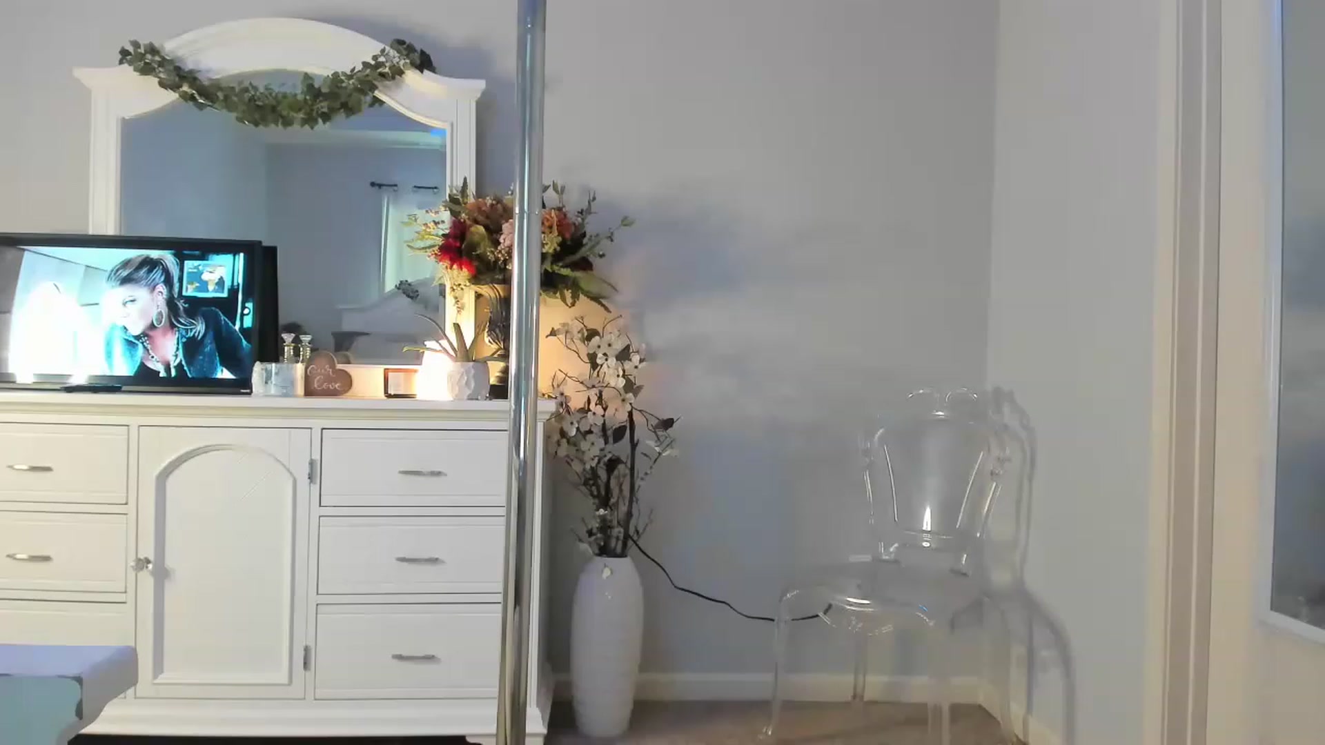 Gallery image thumbnail from MsMarilyn's myfreecams stream on, 12/15/2022, 19:02 image 15 of 20