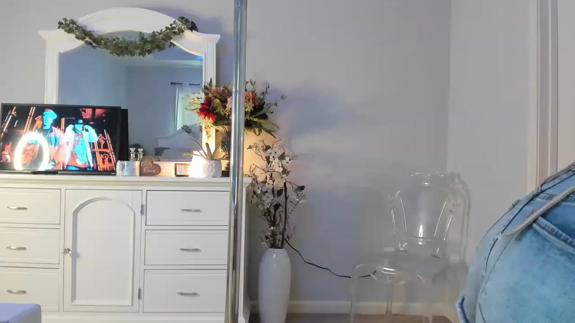 Gallery image thumbnail from MsMarilyn's myfreecams stream on, 12/15/2022, 19:02 image 17 of 20