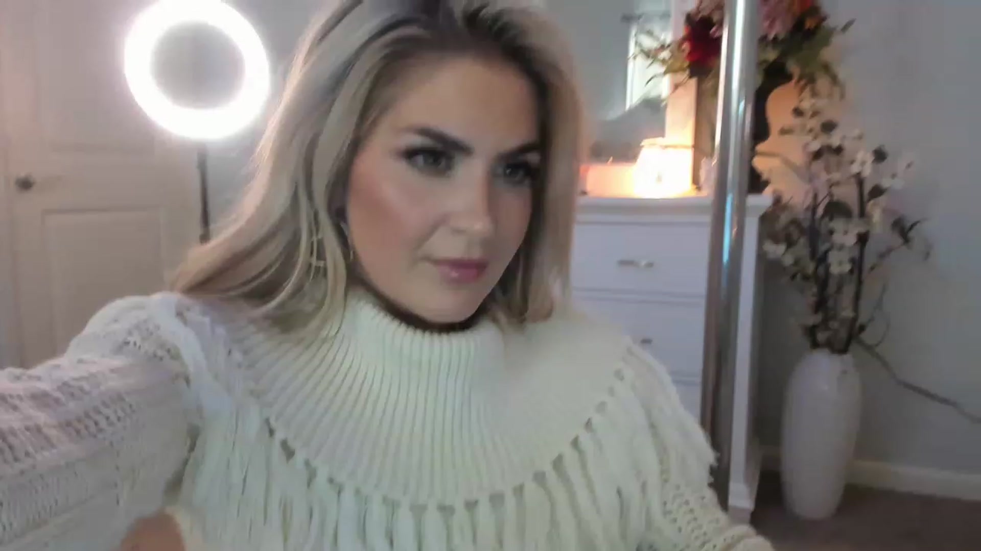 Gallery image thumbnail from MsMarilyn's myfreecams stream on, 12/19/2022, 19:16 image 10 of 20