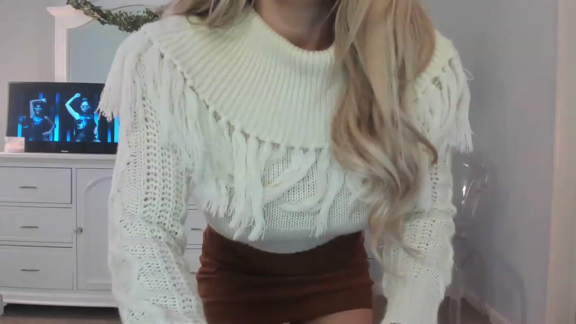 Gallery image thumbnail from MsMarilyn's myfreecams stream on, 12/19/2022, 19:16 image 18 of 20