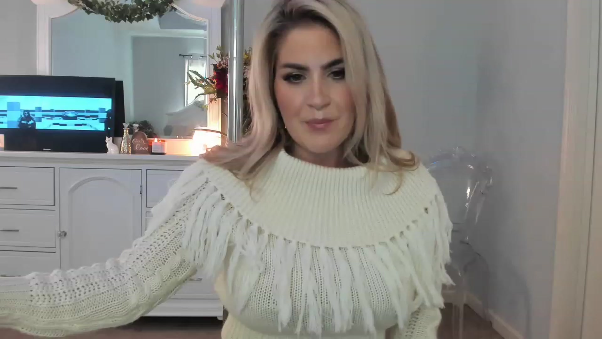 Gallery image thumbnail from MsMarilyn's myfreecams stream on, 12/19/2022, 19:16 image 2 of 20