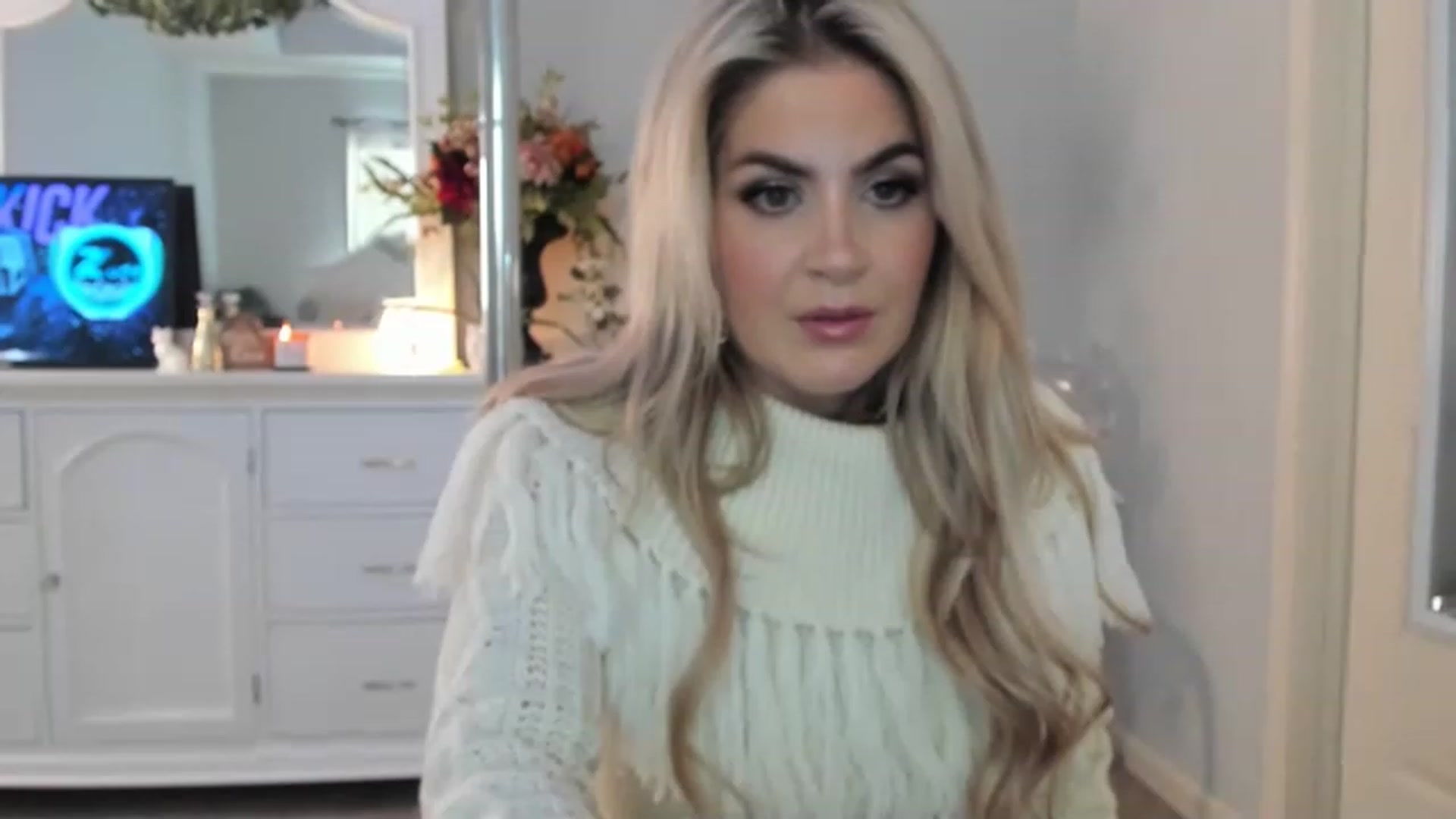 Gallery image thumbnail from MsMarilyn's myfreecams stream on, 12/19/2022, 19:36 image 1 of 20
