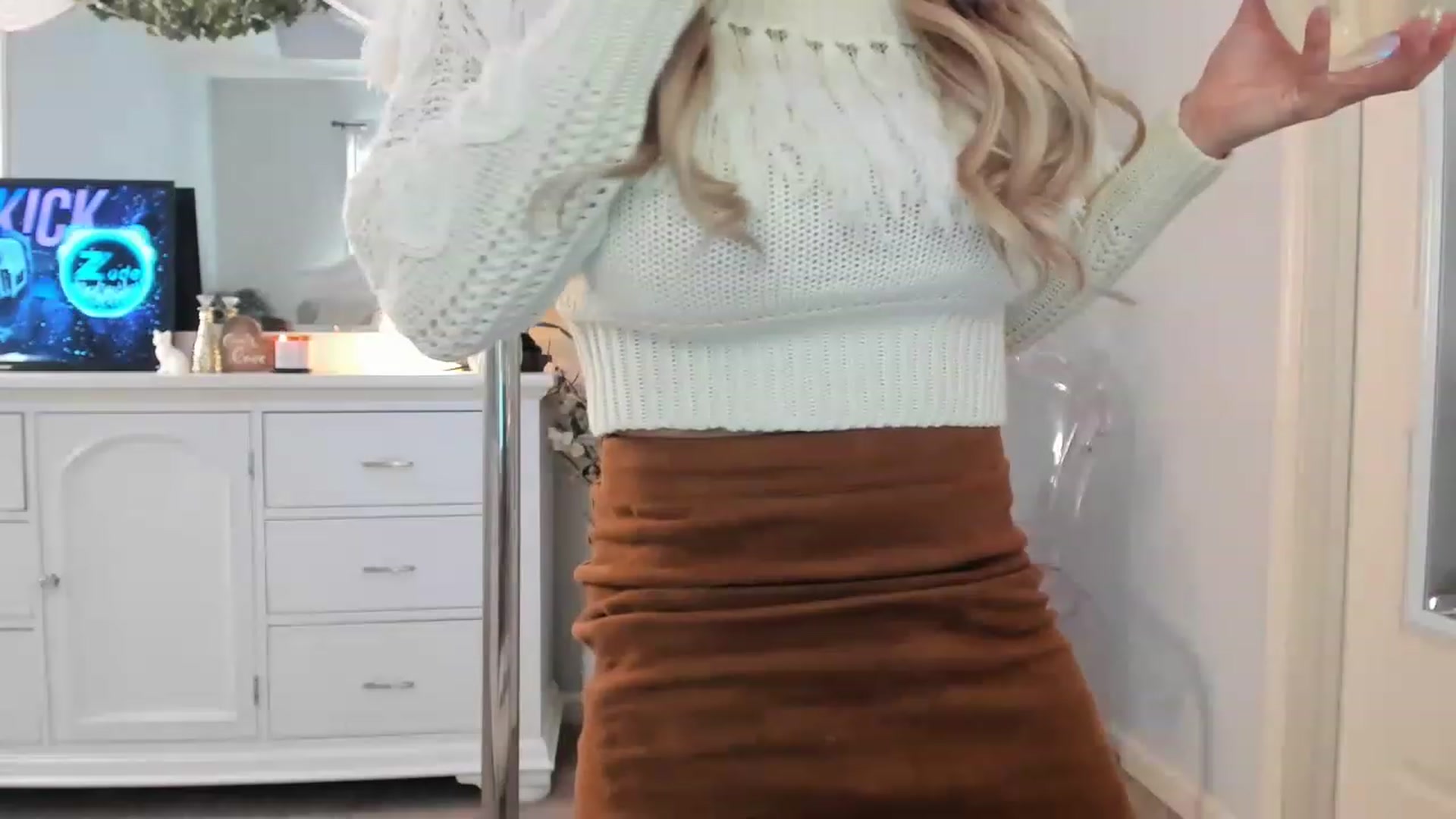 Gallery image thumbnail from MsMarilyn's myfreecams stream on, 12/19/2022, 19:36 image 6 of 20