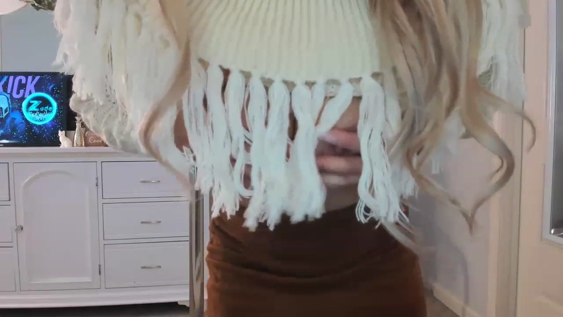 Gallery image thumbnail from MsMarilyn's myfreecams stream on, 12/19/2022, 19:36 image 8 of 20