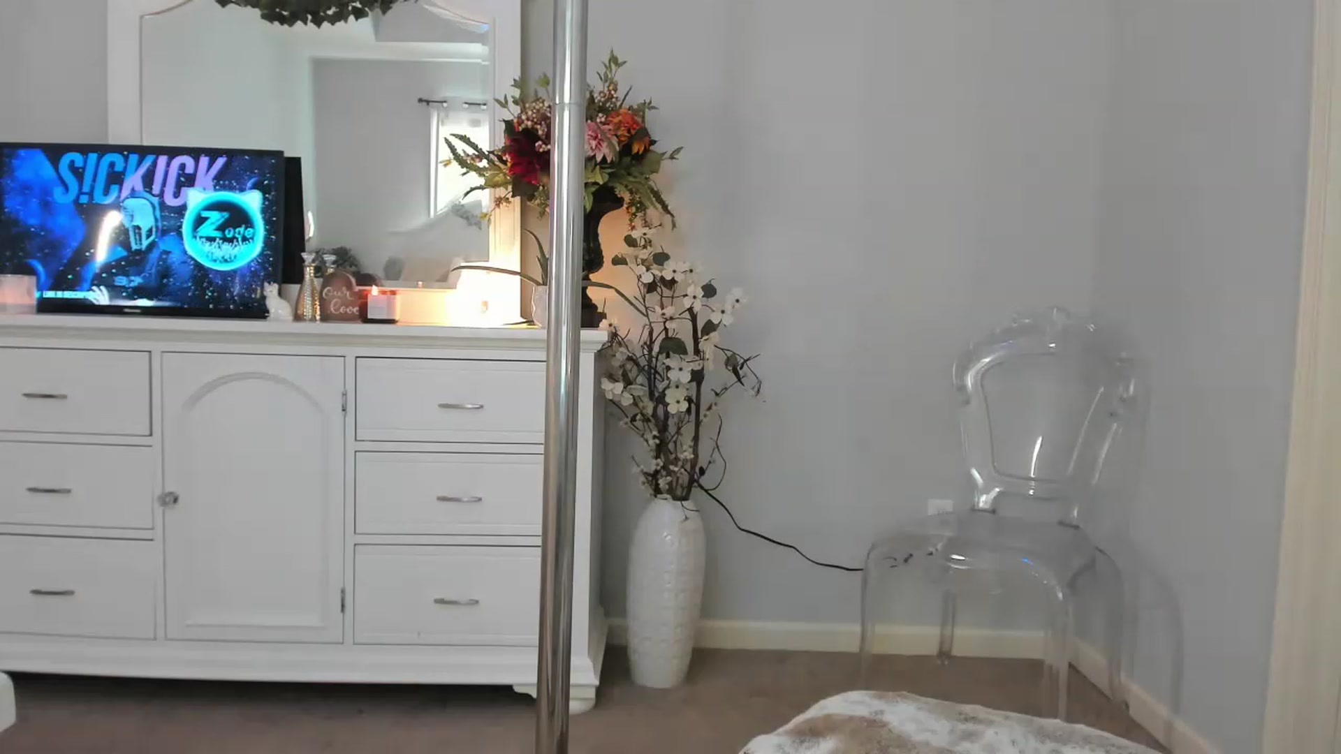 Gallery image thumbnail from MsMarilyn's myfreecams stream on, 12/19/2022, 19:36 image 17 of 20
