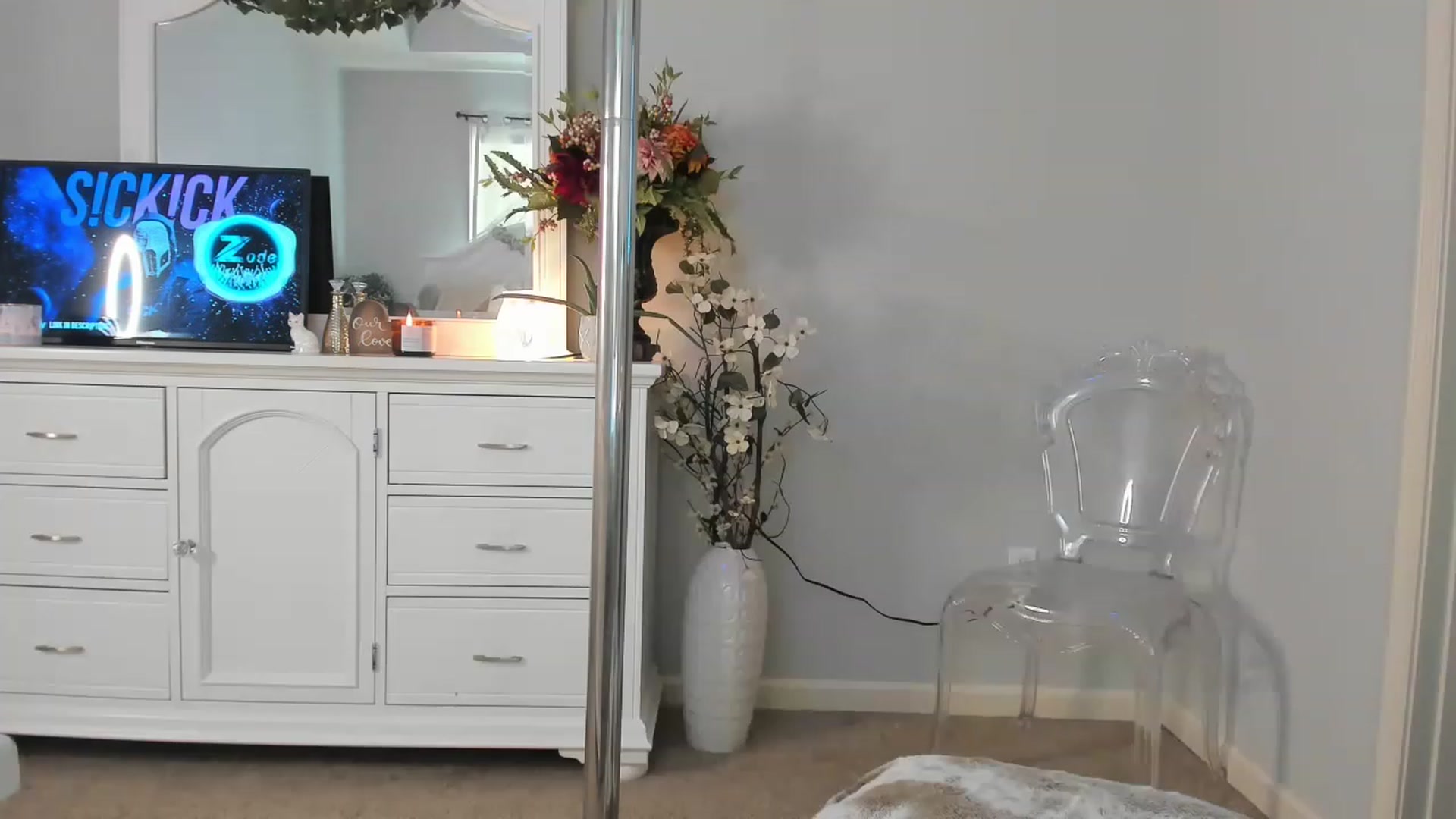 Gallery image thumbnail from MsMarilyn's myfreecams stream on, 12/19/2022, 19:36 image 19 of 20