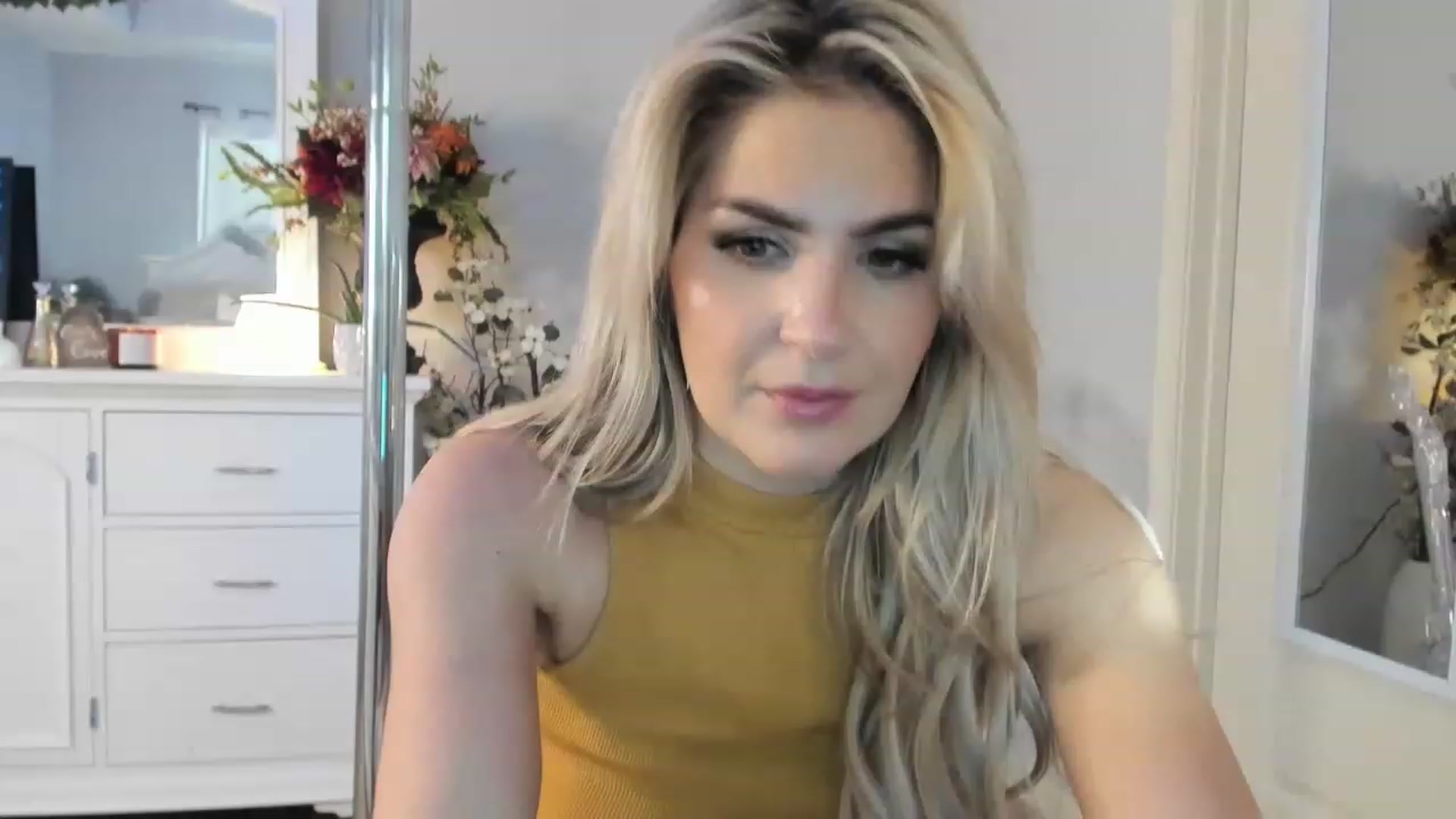 Gallery image thumbnail from MsMarilyn's myfreecams stream on, 12/19/2022, 20:55 image 14 of 20