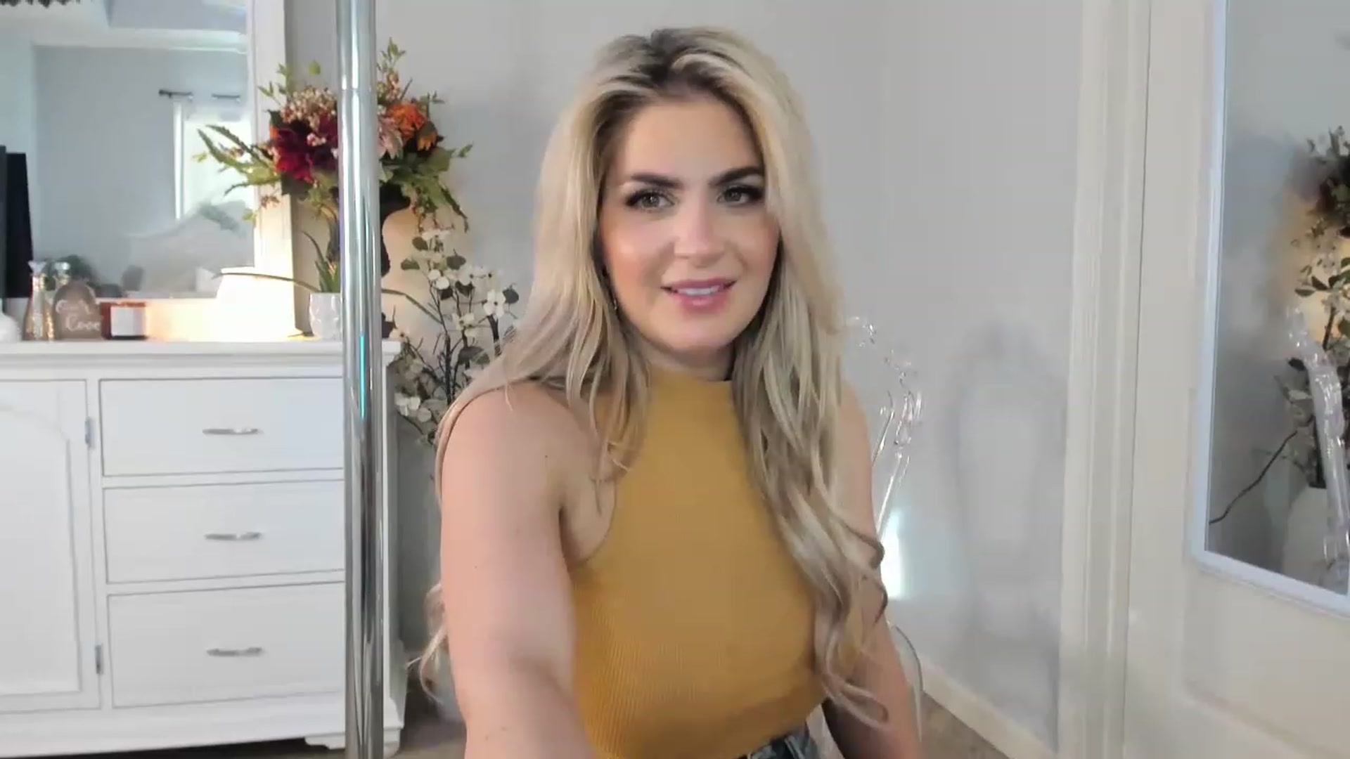 Gallery image thumbnail from MsMarilyn's myfreecams stream on, 12/19/2022, 20:55 image 7 of 20