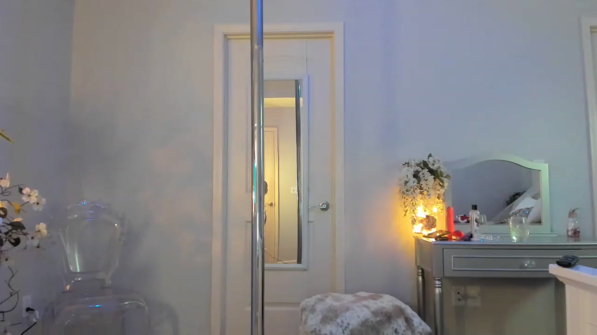 Gallery image thumbnail from MsMarilyn's myfreecams stream on, 12/19/2022, 22:26 image 1 of 20