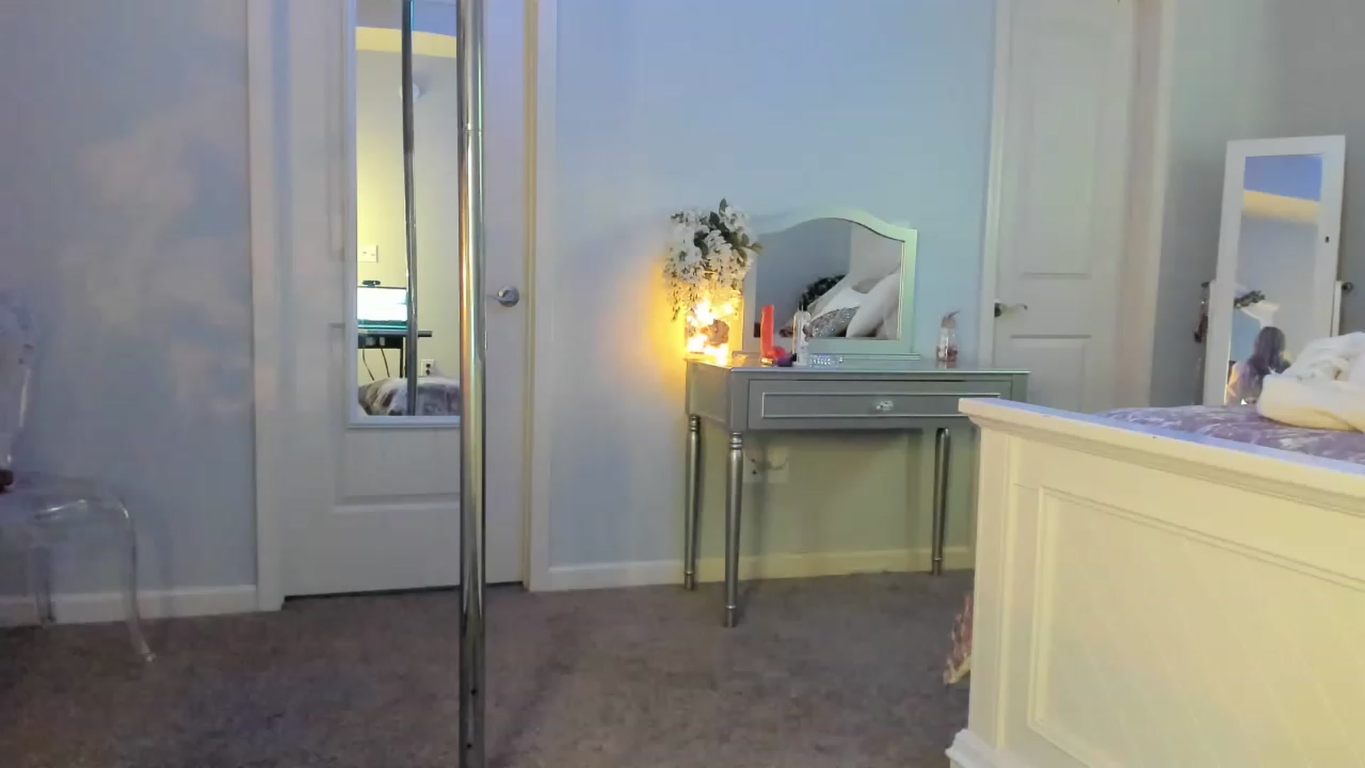 Gallery image thumbnail from MsMarilyn's myfreecams stream on, 12/19/2022, 22:26 image 8 of 20