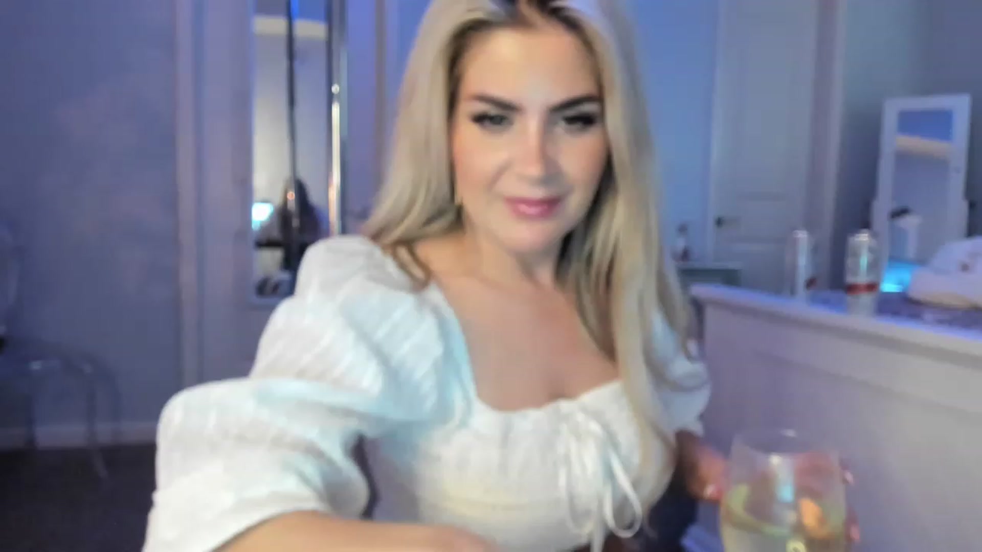 Gallery image thumbnail from MsMarilyn's myfreecams stream on, 12/19/2022, 22:26 image 7 of 20